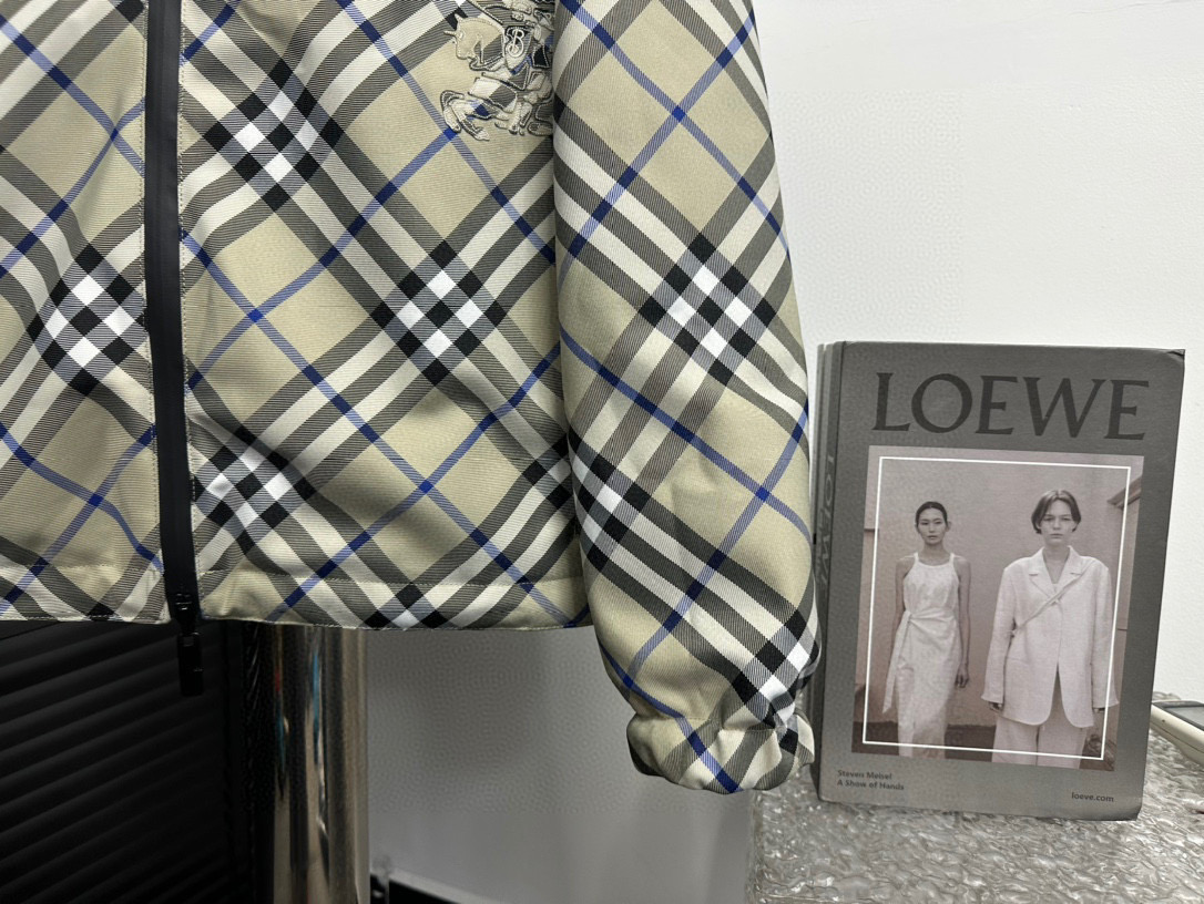 Chaqueta Reversible Burberry con Capucha y Estampado de Cuadros para Hombre 12 i1755879907552 6830 0 10