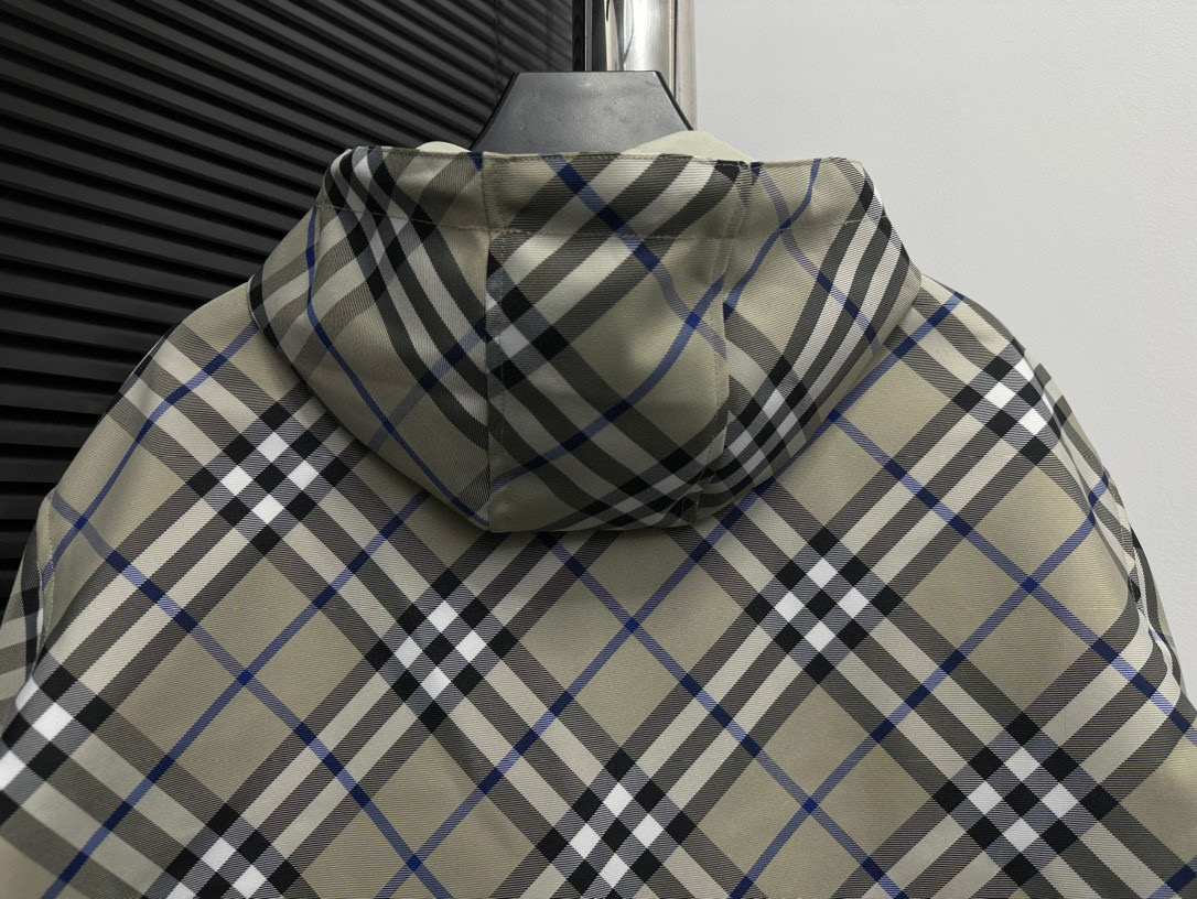 Chaqueta Reversible Burberry con Capucha y Estampado de Cuadros para Hombre 10 i1755879908045 524 0 8