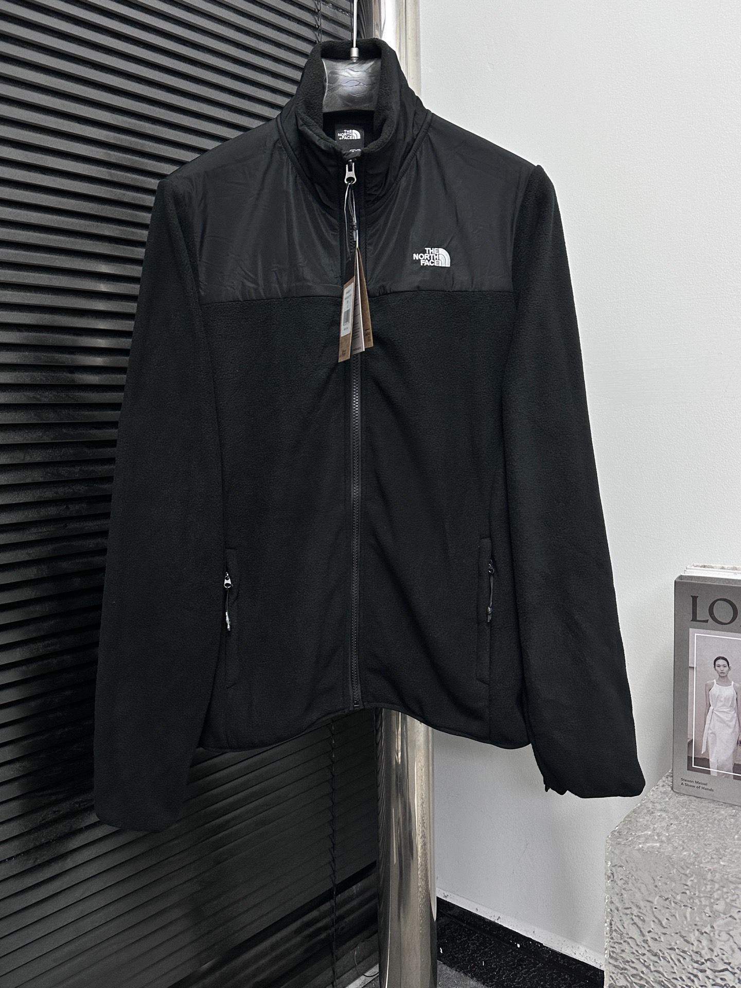 （可搭90冲锋衣） The North Face北面摇粒绒，冬季可加北面1990冲锋衣搭配，三合一更加保暖，秋季可直接单穿，一衣多用，男女同款，采用短绒摇粒绒，面料细腻，舒适保暖，简约款，百搭好穿。 颜色：黑色 尺码：XS -XXL
