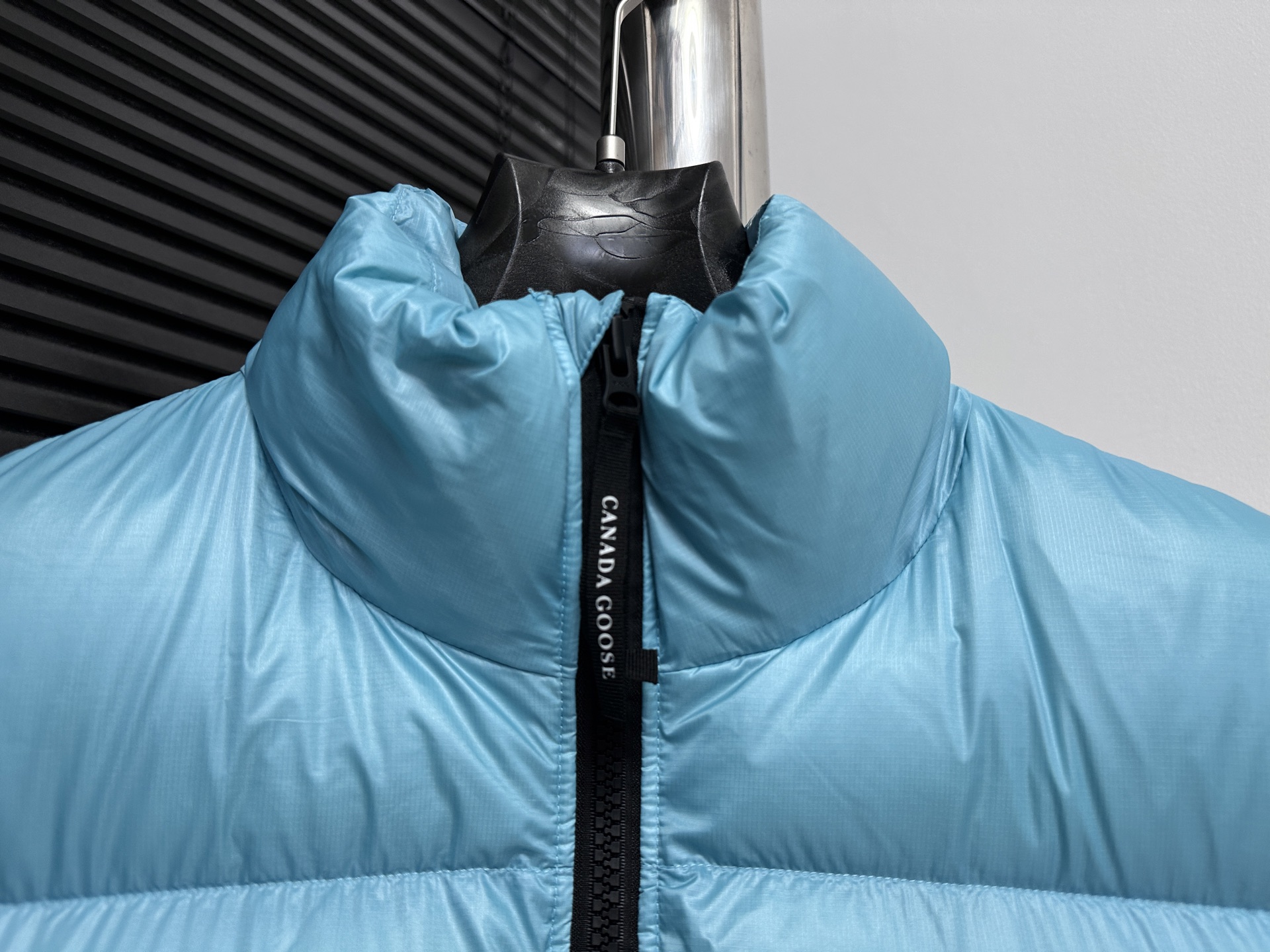 Chaleco Acolchado Canada Goose para Mujer, Ligero y Cálido 5 i1756560174677 6444 0 3