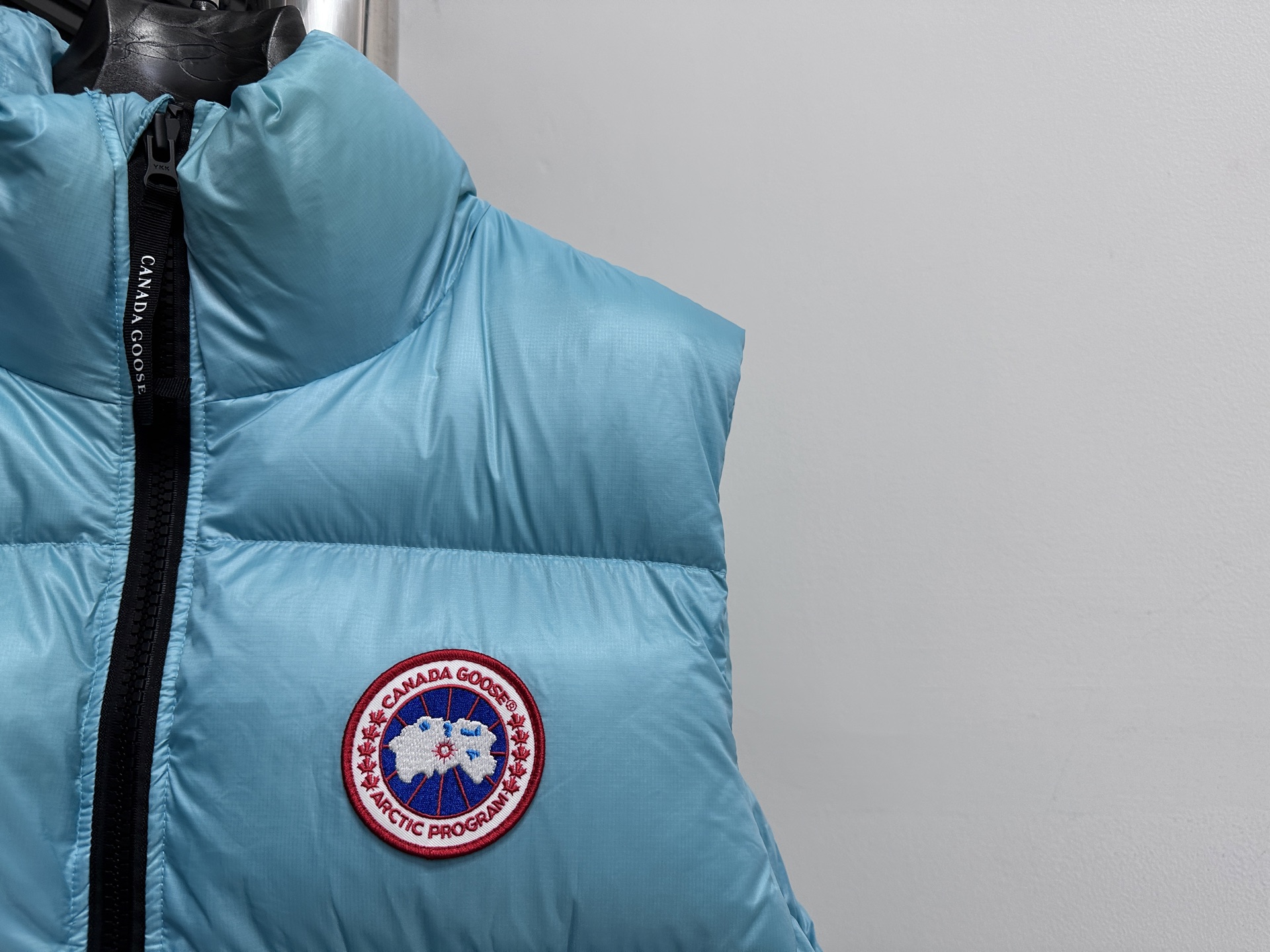 Chaleco Acolchado Canada Goose para Mujer, Ligero y Cálido 4 i1756560176122 2042 0 2