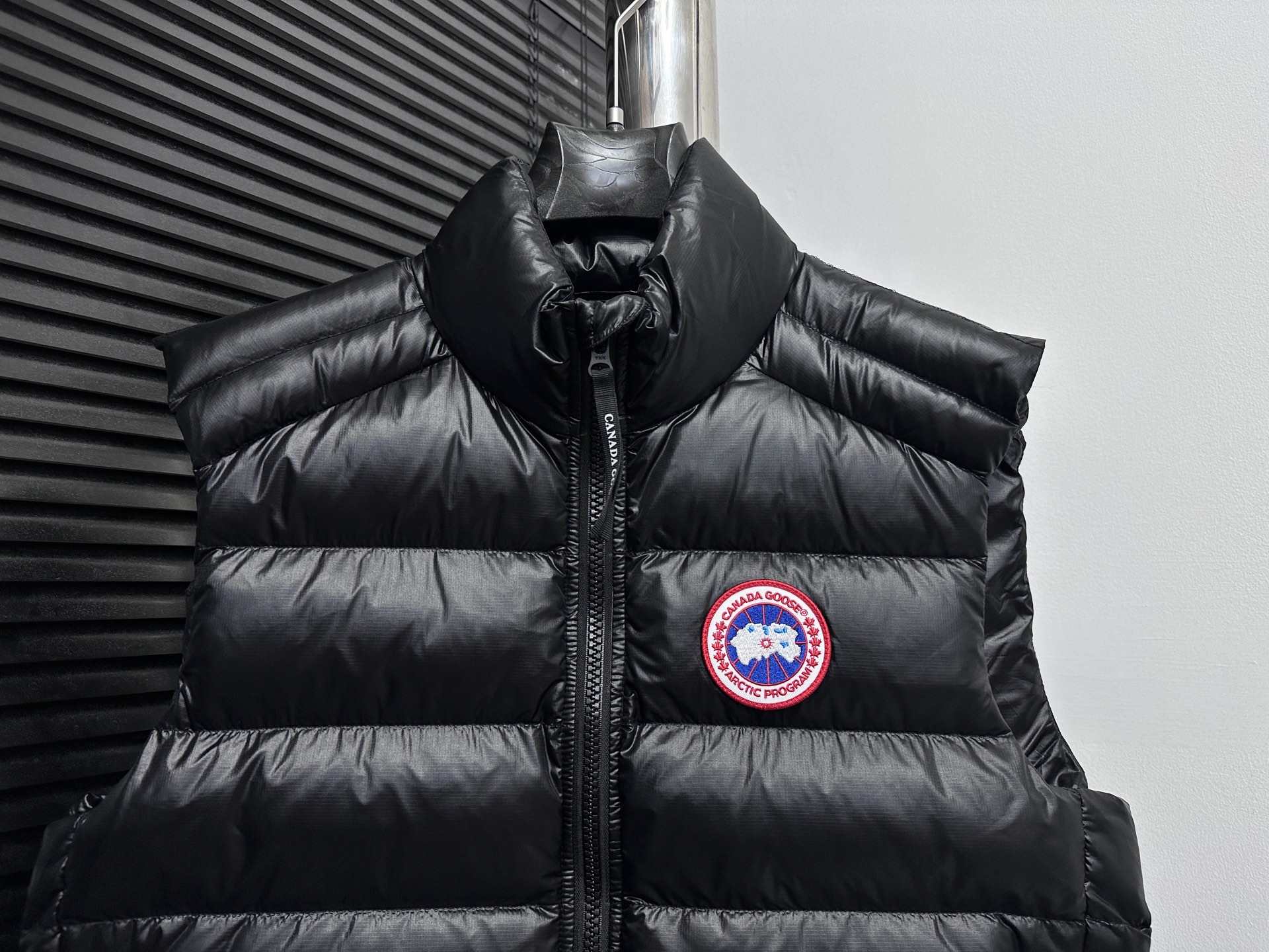 Canada Goose Crofton Chaleco Ligero de Plumón, Resistente al Agua y al Viento 6 i1756561722829 1434 0 4