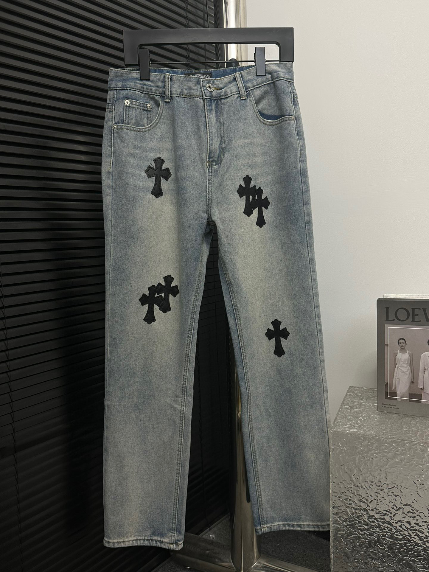 Chrome Hearts Jeans Rectos con Logo Clásico – Comodidad y Lujo