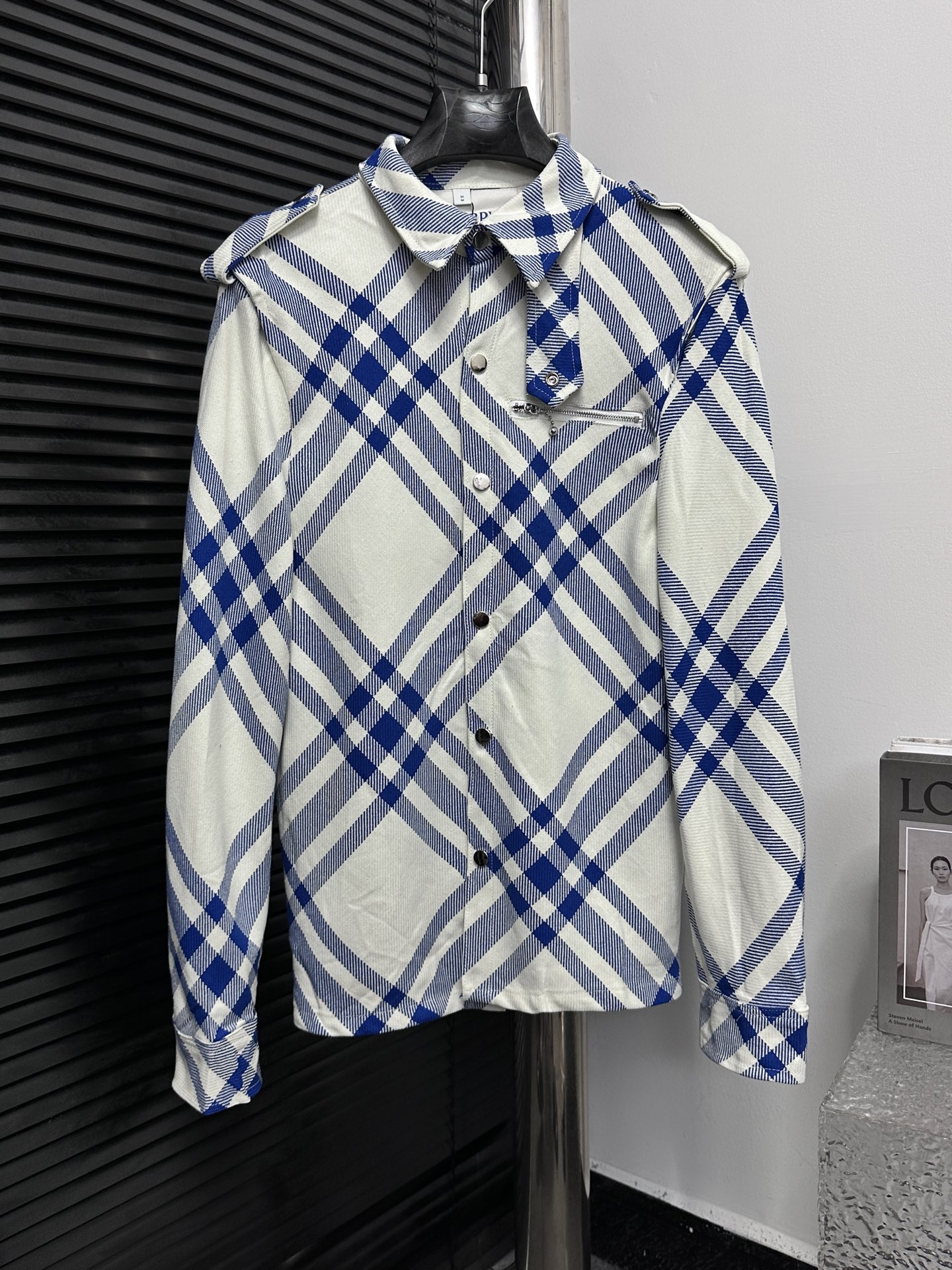 [Burberry] Chaqueta bbr nylon azul estilo otoño e invierno. Los paneles delantero y trasero están elaborados con rejill…