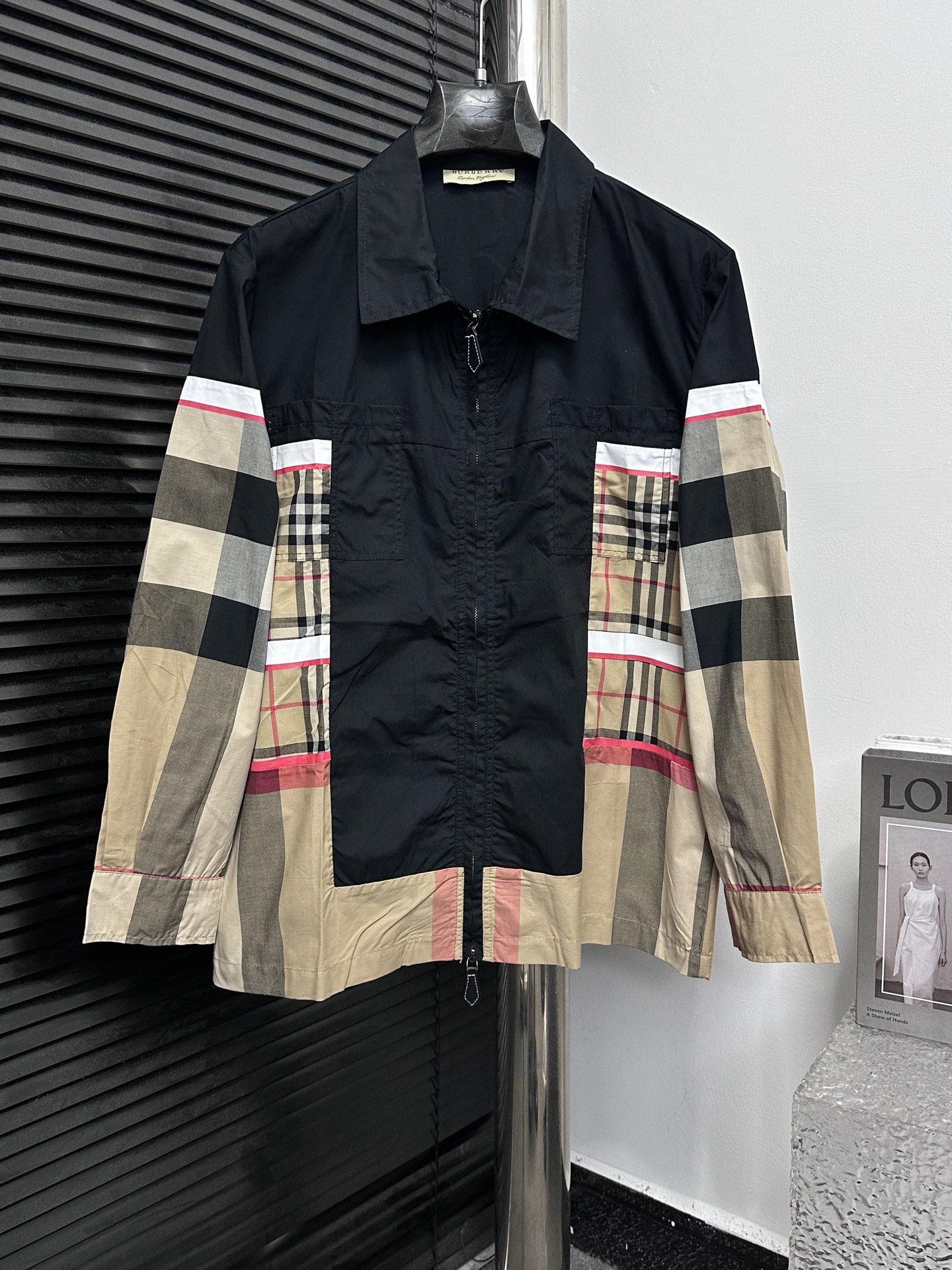 [Burberry] chaqueta con cremallera y camisa de color contrastante a cuadros empalmados bbr. La camisa contiene el clási…