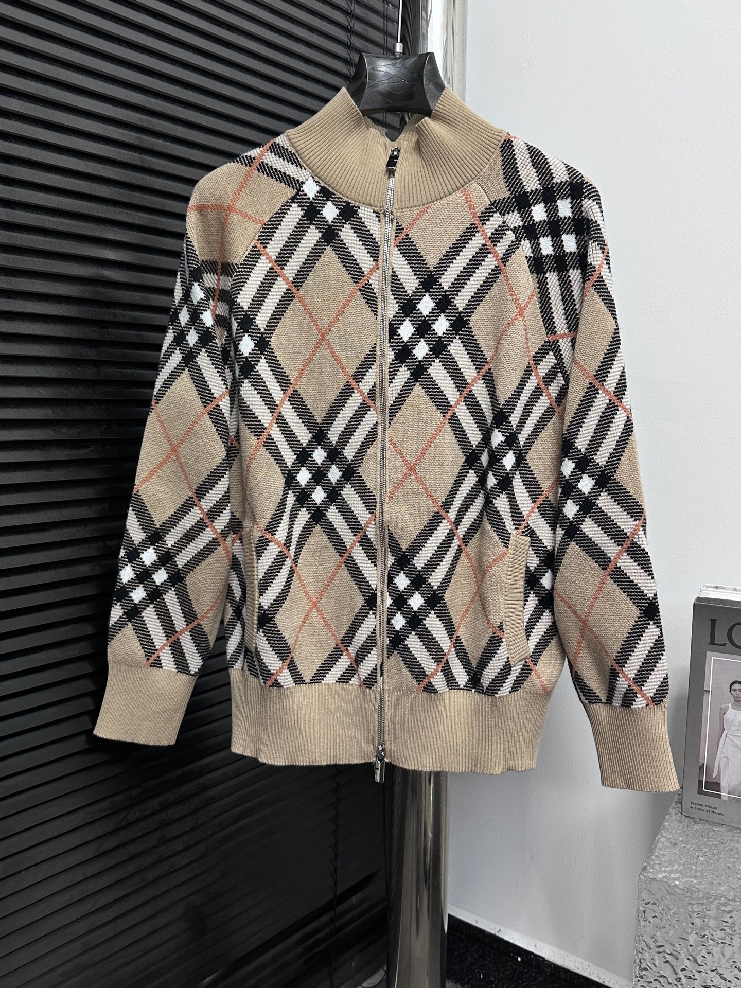 [Burberry] La tela de lana a rayas clásica bbr está hecha de un tejido de lana de punto clásico de lana mixta. La parte…