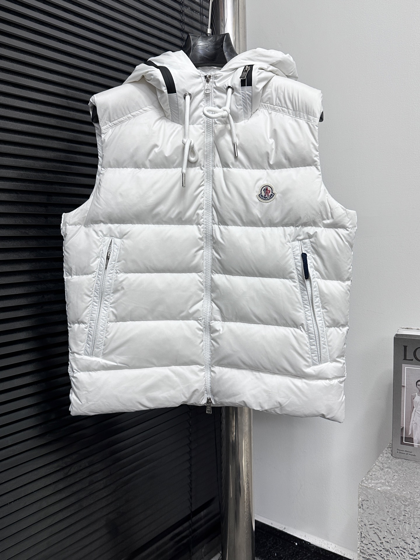 【𝐌𝐎𝐍𝐂𝐋𝐄𝐑】Chaleco de plumas con capucha Moncler, herrajes personalizados originales, importados en su totalidad, …