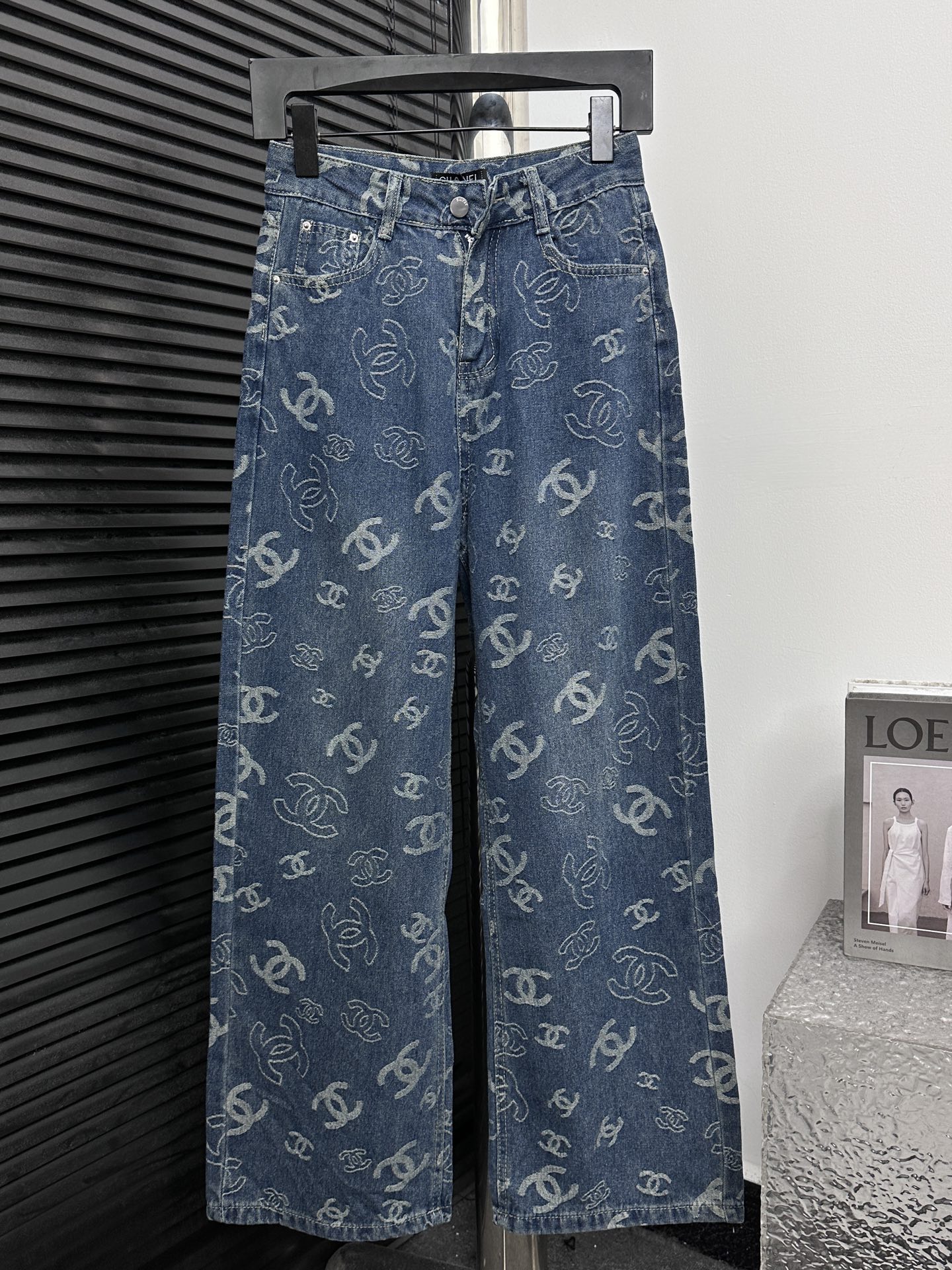【Chanel】Pantalones vaqueros largos con logo completo estilo Chanel, casual y elegante, versátiles Estos jeans son realm…