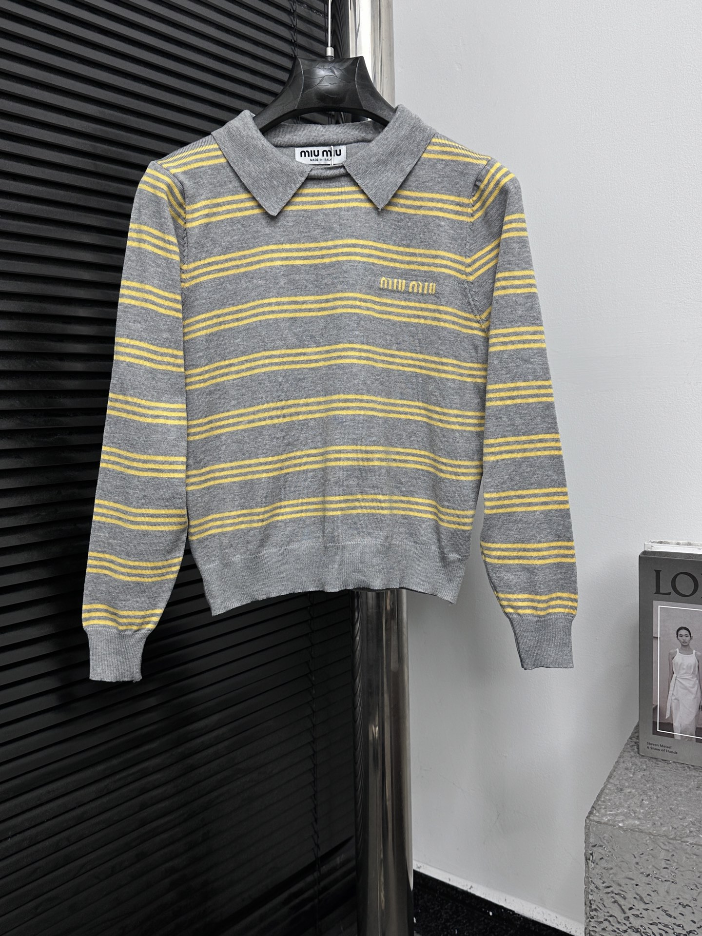 【MiuMi*】Miu Miu Nuevo estilo de principios de otoño Suéter de punto de manga larga con cuello solapa y rayas, material …