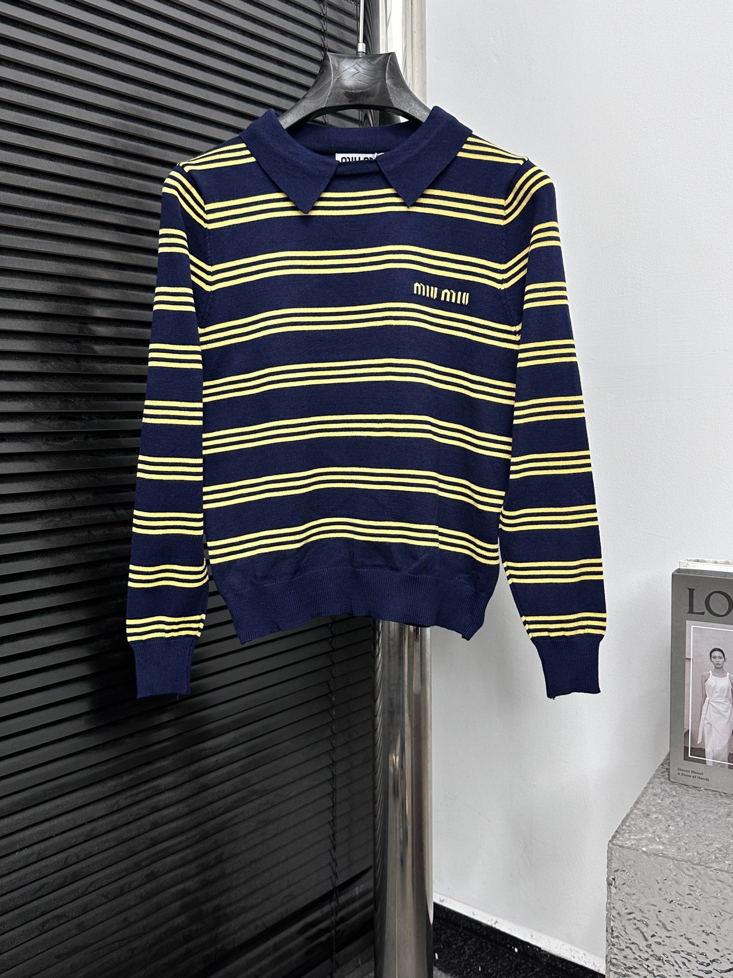 ￼ 【MiuMi*】Miu Miu Nuevo estilo de principios de otoño Suéter de punto de manga larga con cuello solapa y raya…