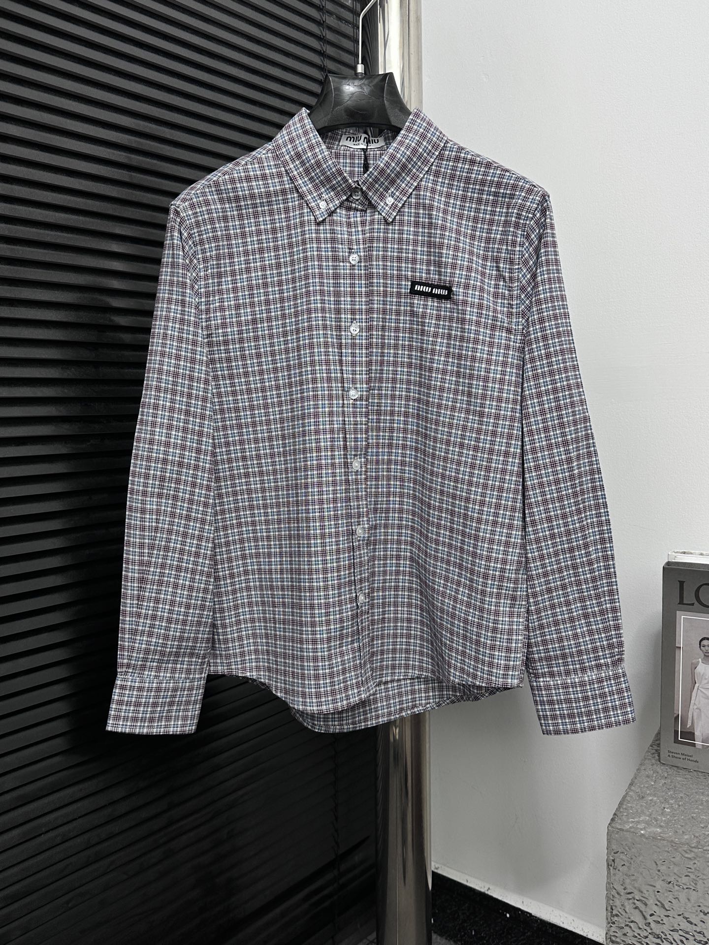 【Miumiu】Miu Miu 25SS Primavera-Verano Nuevo estilo Camisa de manga larga a cuadros intelectual con micro logo, ¡edición…