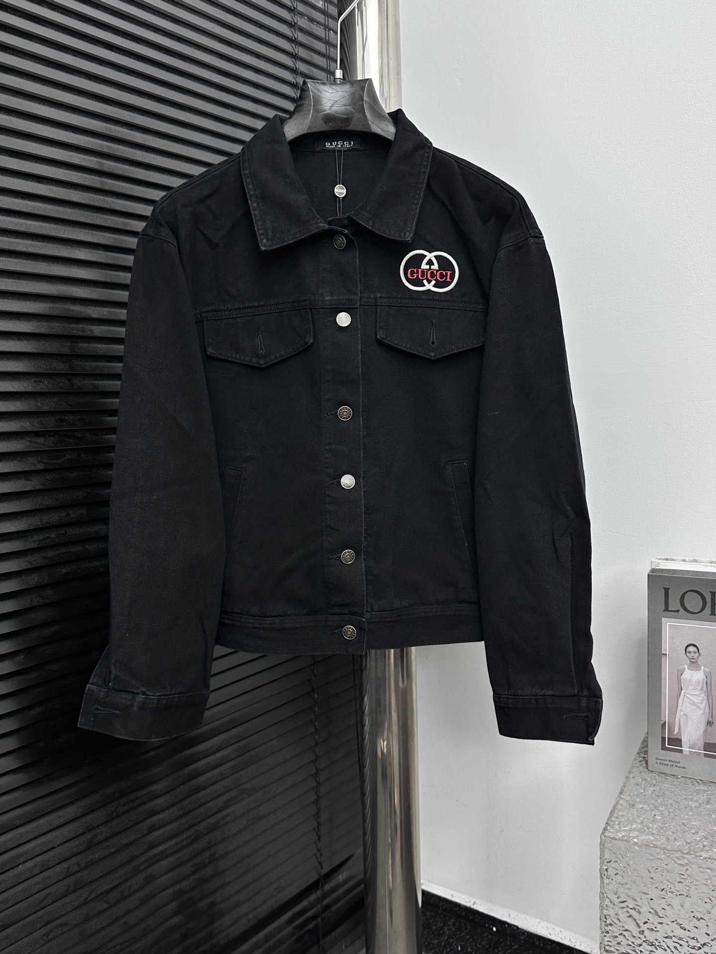 【Gucci】Gucci chaqueta vaquera nueva de otoño-invierno, confeccionada con tejido vaquero lavado de alta calidad, rompien…