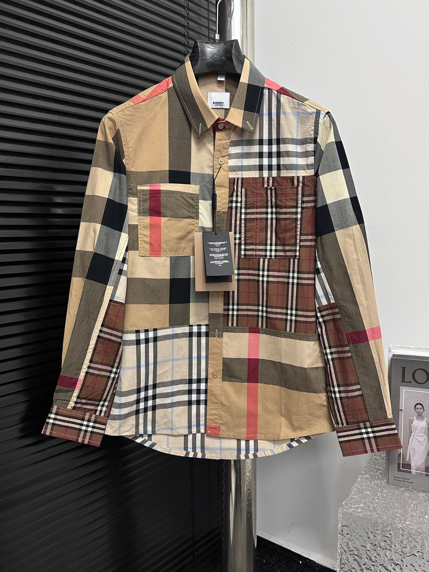 [BBR] Camisa de manga larga con patchwork en colores contrastantes de edición limitada de Burberry. Camisas del mismo e…