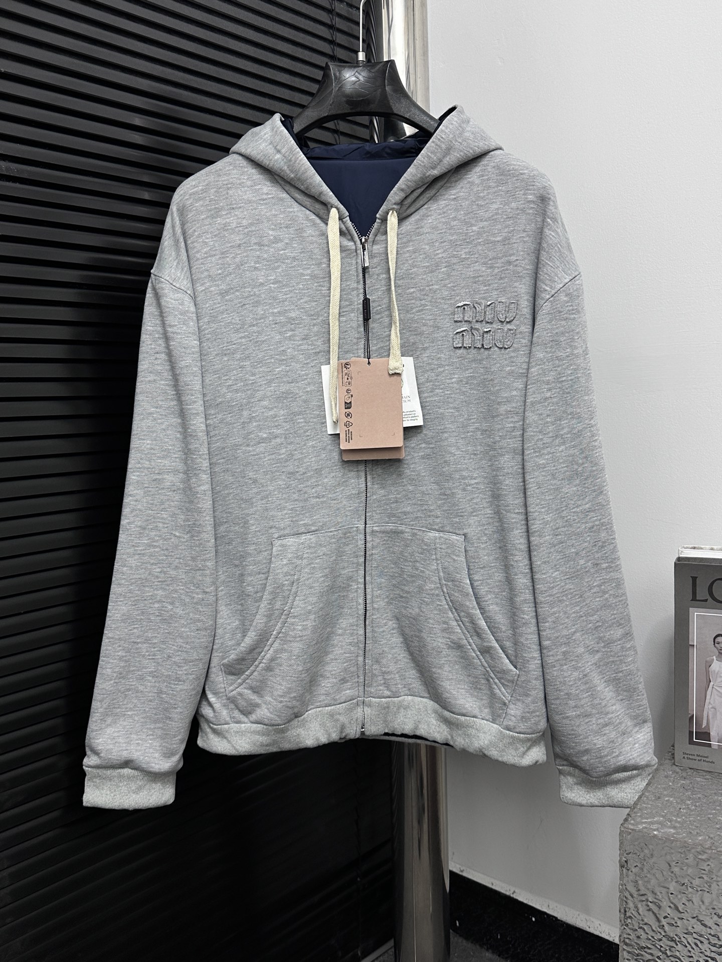 【Miumiu】Sudadera con capucha reversible con parches bordados, punto liso y tejido técnico pongé, el estilo deportivo ca…