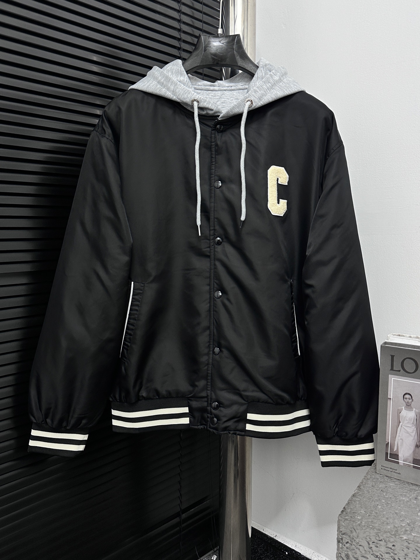 【Celine】 Chaqueta de béisbol con capucha y acolchada de Celine, con doble tejido: la parte exterior negra es de tejido …