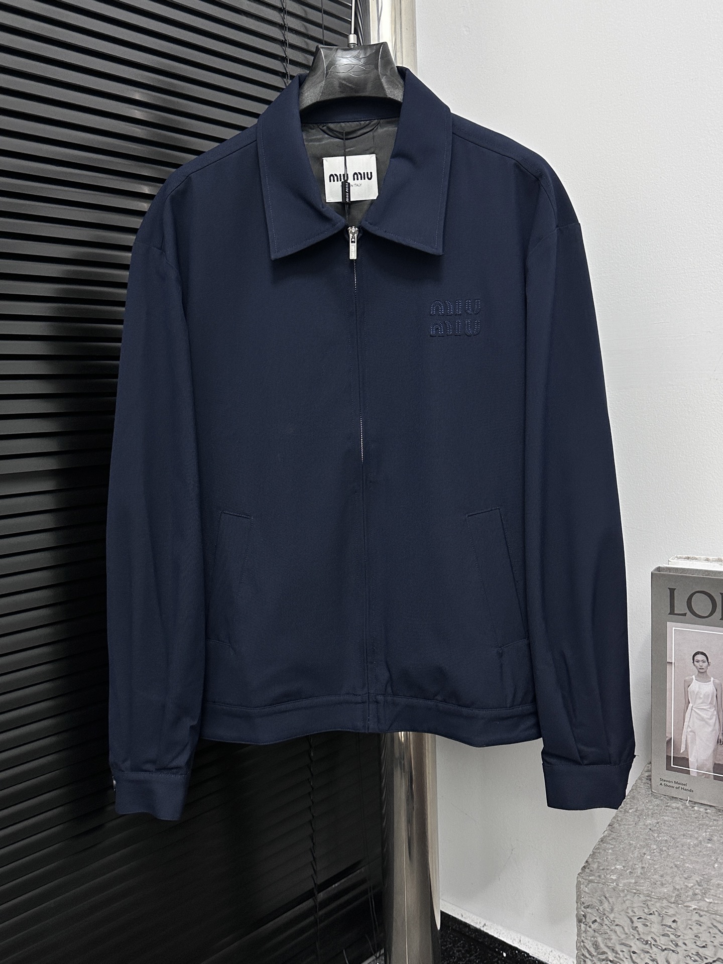 【MIUMIU】Camisa chaqueta con parches, de corte holgado unisex, con un aire relajado y perezoso. Diseño simple y elegante…