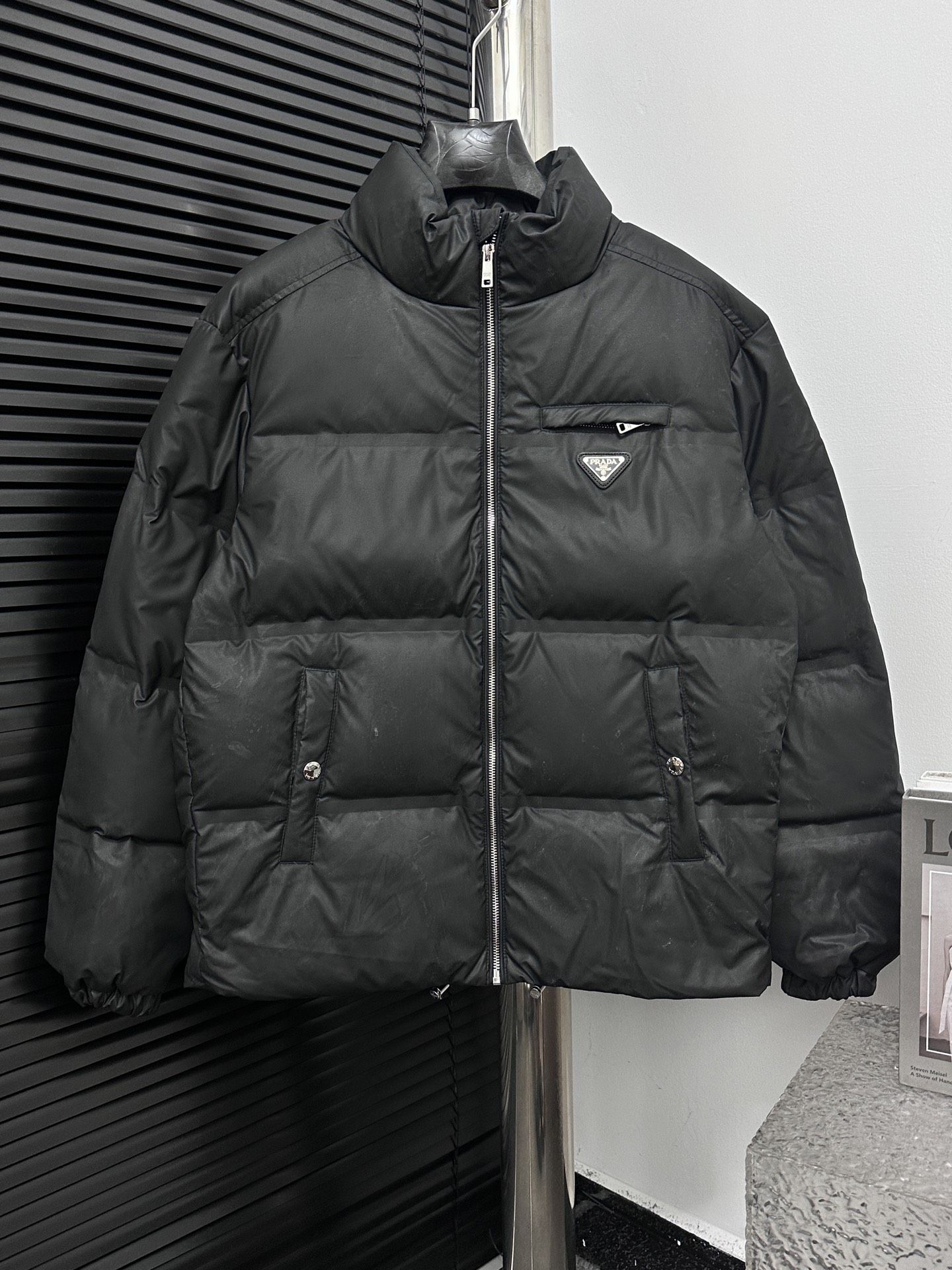 P530【Prada】普拉达2025秋冬新款羽绒外套
原版订制五金配件全进口原版定制 绝对的高品质 采用顶级90白鸭绒 超柔软 充羽量蓬松饱满 超级重工 面料做工杠杠的👍版型完美 注意⚠面料超舒服 独家款 非市场货 男女同款
尺码:48 50 52 54 56