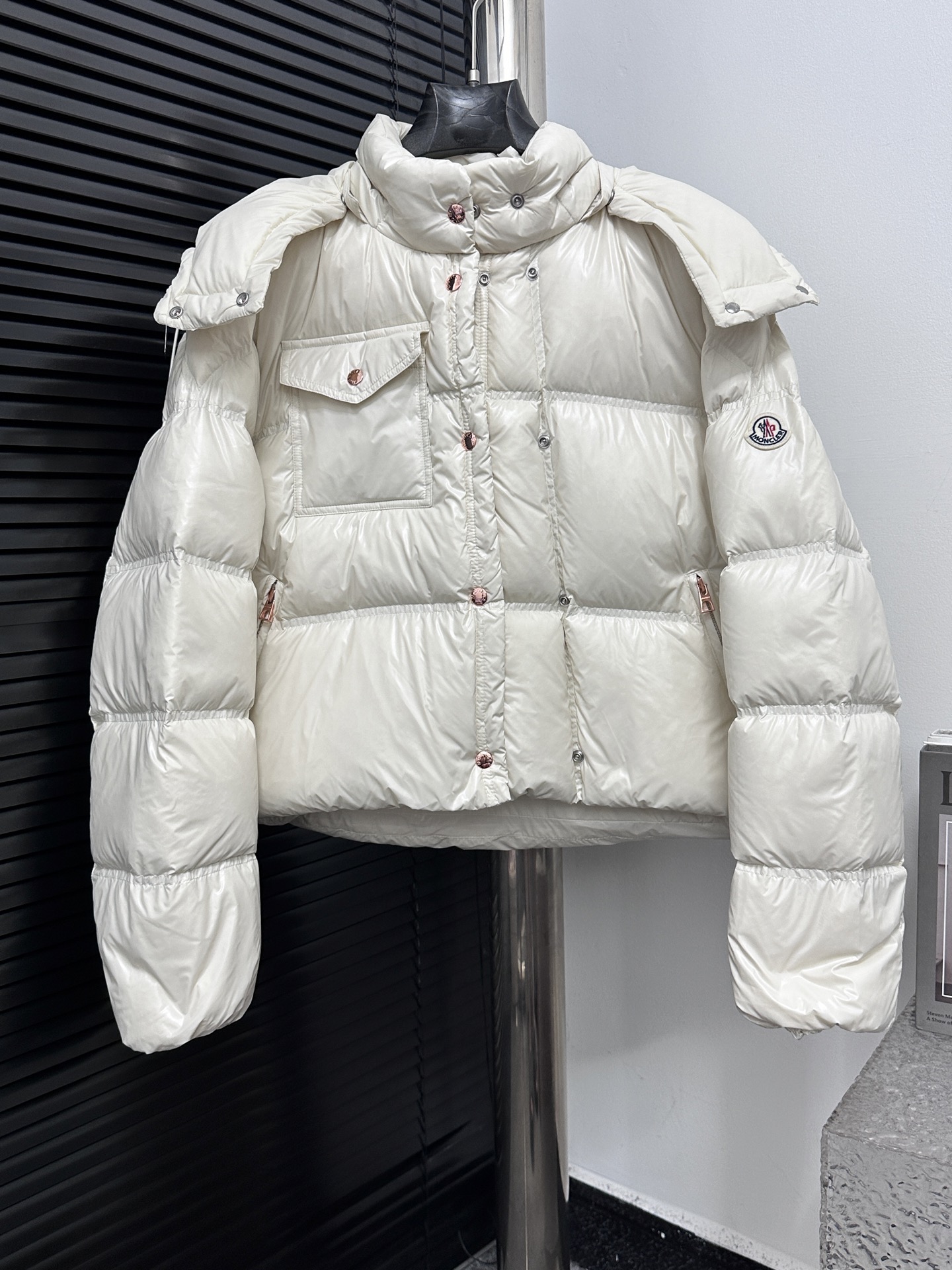 NO:572422,[Moncler] New Erea Square Quilted Hooded Short Women's Erea down cleverly uses shapes and textures to express a modern style. The short design is made of functional super laqué nylon fabric with a glossy finish. This hooded thermal piece has a double snap closure to create an asymmetrical shape. The body and sleeves are decorated with different sizes of quilting to highlight the geometric atmosphere. Color Black Cream Mint Green Size 1 2 3  4,,Moncler,down jacket,hats,alexander wang19860909【Moncler】盟可睐 新品 Erea方形绗缝连帽短款女款 Erea羽绒巧妙运用造型和纹理,尽展现代风格.短款设计,采用功能性super laqué尼龙面料制成,具有光泽饰面.这款连帽保暖单品搭配双按扣开合,演绎不对称造型.衣身和衣袖饰有不同尺寸的绗缝,彰显几何气息. 颜色黑色奶白色薄荷绿 尺码1 2 3 4,,Moncler,down jacket,hats,alexander wang,Men's clothing