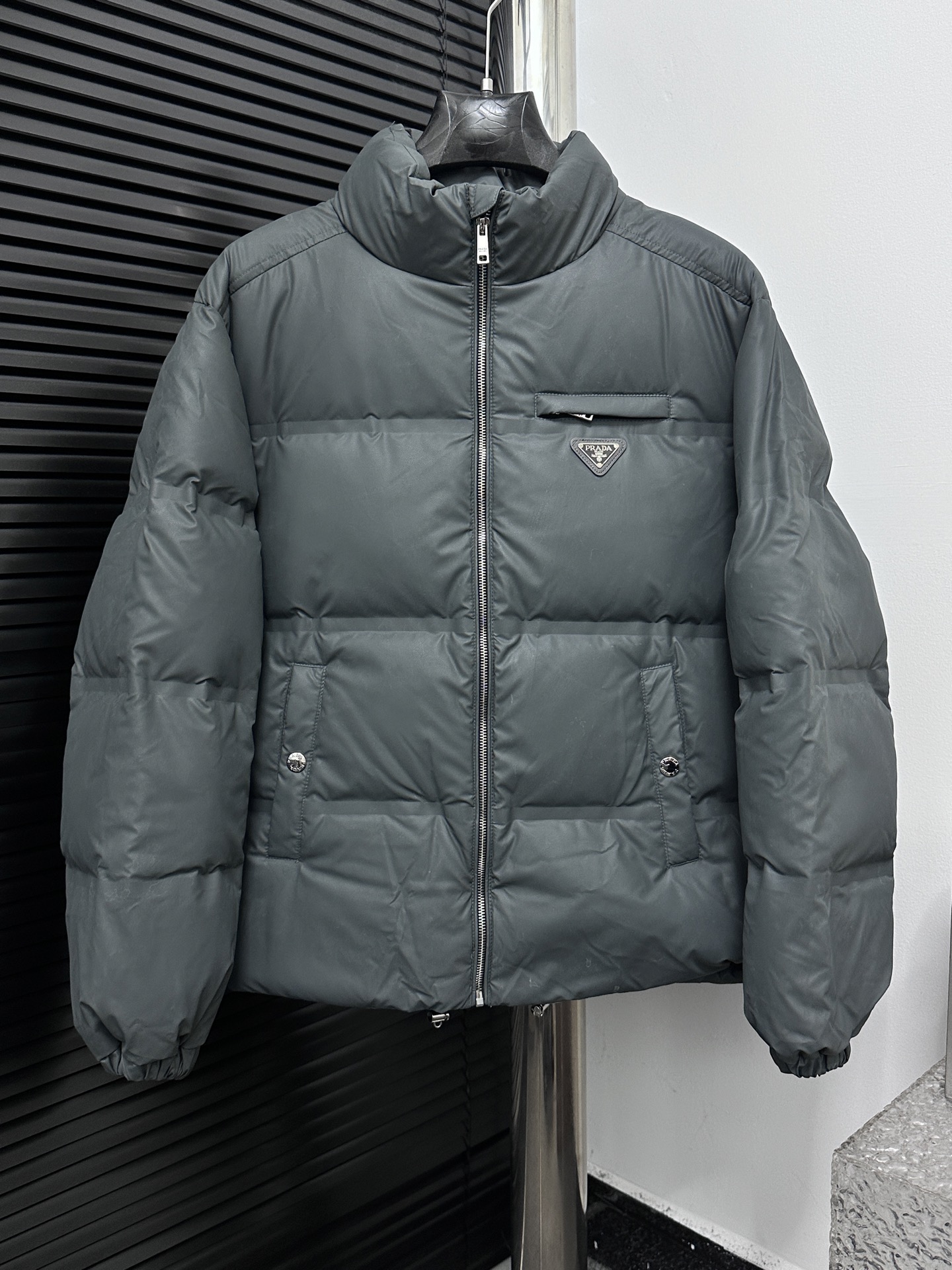  P530【Prada】普拉达2025秋冬新款羽绒外套
原版订制五金配件全进口原版定制 绝对的高品质 采用顶级90白鸭绒 超柔软 充羽量蓬松饱满 超级重工 面料做工杠杠的👍版型完美 注意⚠面料超舒服 独家款 非市场货 男女同款
尺码:48 50 52 54 56