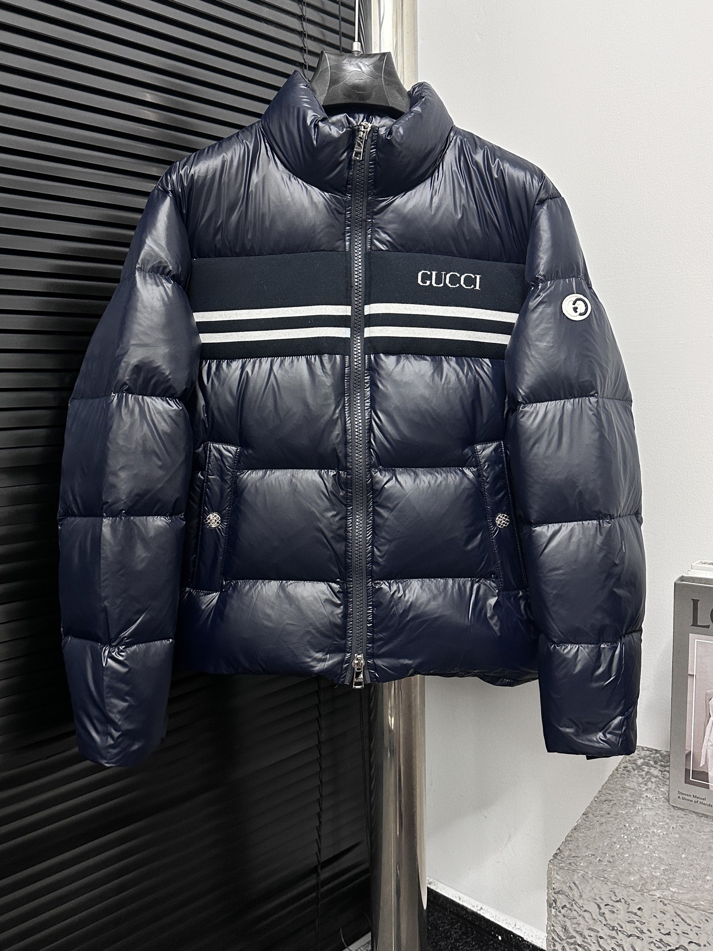  P530 主推高版本【GUCCI】古驰 立领编织款羽绒短款羽绒服
该款短款派克羽绒采用 longue Saion面料制成,服装满载功能性细节,确保温暖呵护。设有可拆卸风帽、拉链口袋、门禁标志点缀,可调节袖口以及按扣拉链翻盖门襟。衣袖点缀商标。为整体造型增添一抹独特气息的同时防护性能显著提升。
尺码:42 44 46 48 50