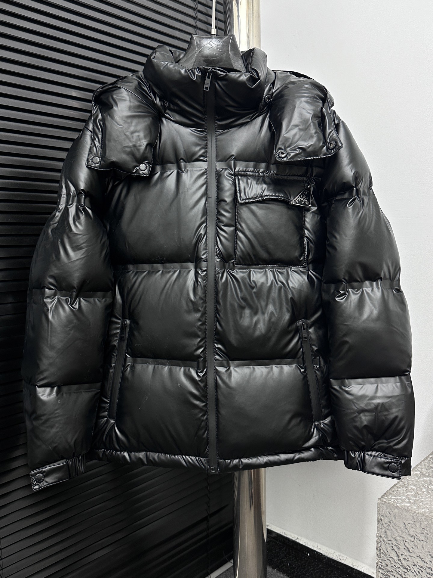 NO:652384,[Prada] Prada's new autumn and winter down jacket. Original custom-made hardware accessories are all imported and original customization. Welcome to compare. Absolutely high quality. Use top new national standard 90 white duck down. Super soft. Full and fluffy. Super heavy fabrics with perfect workmanship. Pay attention to the fabric. Super comfortable. Exclusive model. Non-market goods. Same style for men and women. Size 48-56,, prada, prada, down jacket, alexander wang19860909【Prada】普拉达秋冬新款羽绒服 原版订制五金配件全进口原版定制 欢迎对比 绝对的高品质 采用顶级新国标90白鸭绒 超柔软 充羽量蓬松饱满 超级重面料做工杠杠的版型完美 注意面料超舒服 独家款 非市场货 男女同款 码数48-56,,prada,prada,down jacket,alexander wang,Men's clothing