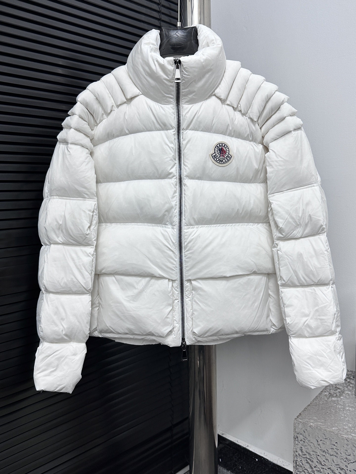  P570
【Moncler 】蒙口2025秋冬新款立领羽绒服
原版订制五金配件全进口原版定制 欢迎对比 绝对的高品质 采用顶级90白鸭绒 超柔软 充羽量蓬松饱满 超级重工 面料做工杠杠的,版型完美 注意,面料超舒服 独家款 非市场货 男女同款
码数:0 1 2 3 4