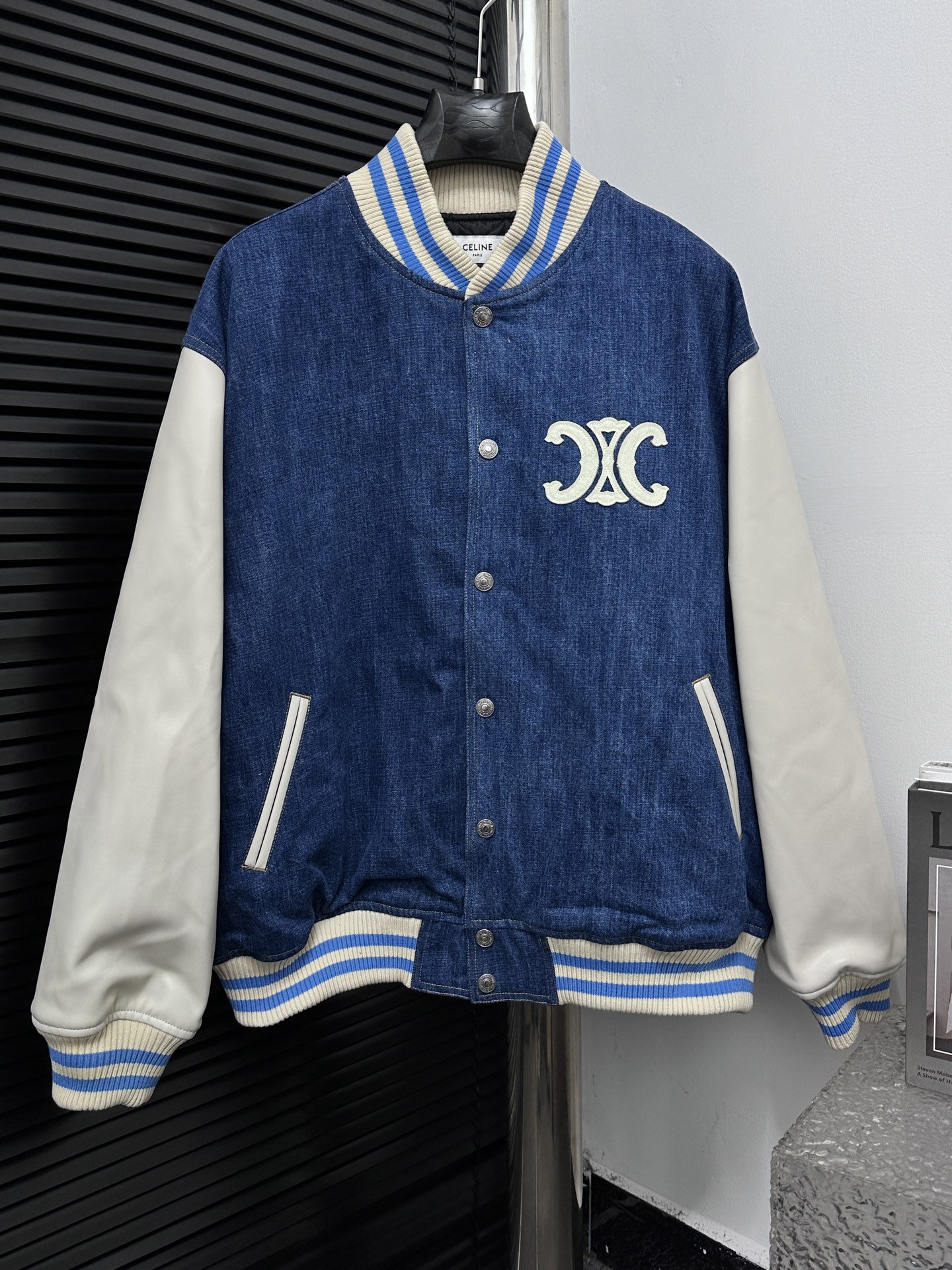 Celine Chaqueta Baseball Denim Lavado con Apliques y Mangas de Cuero