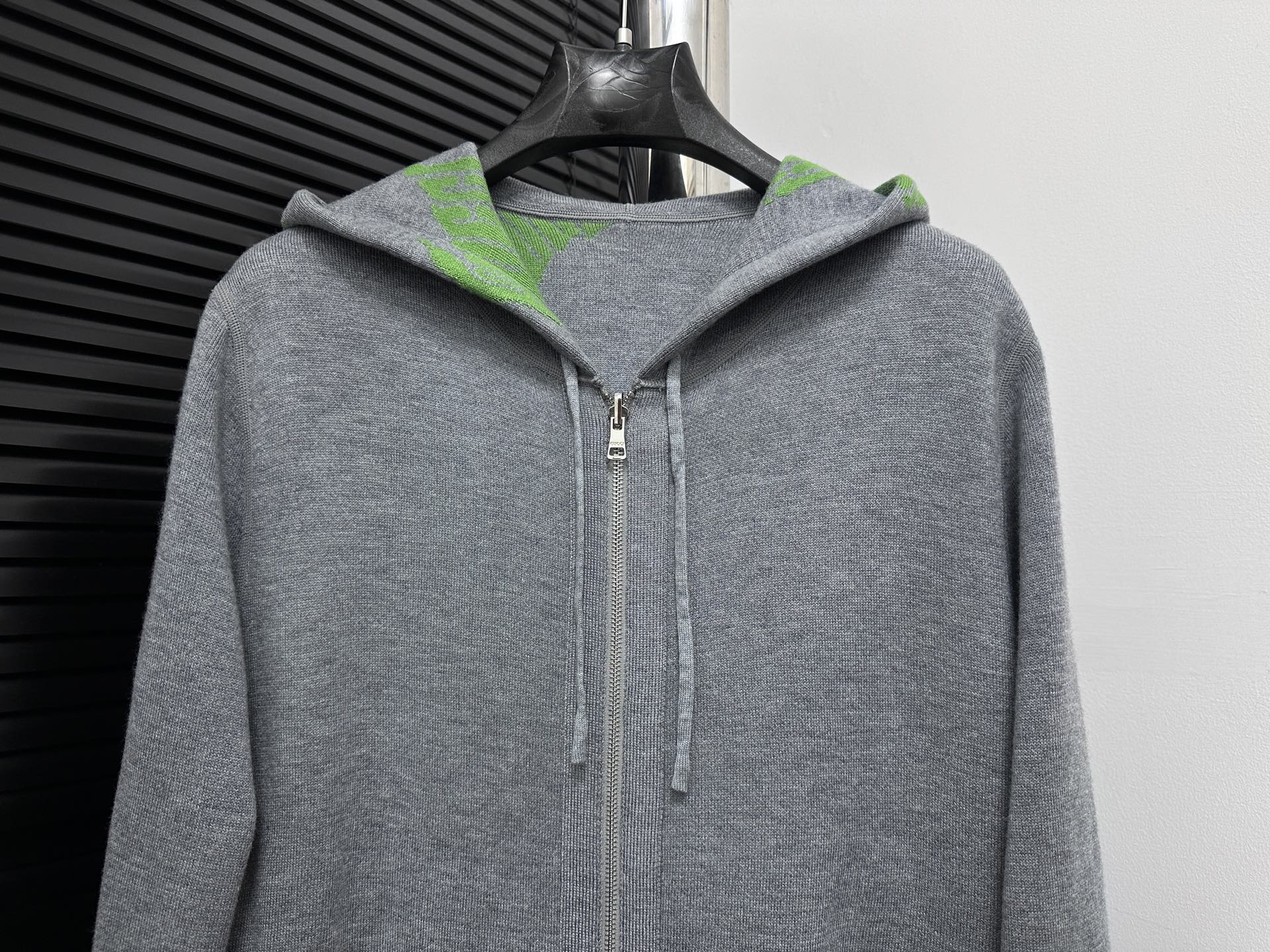 Gucci Chaqueta con Capucha Reversible de Algodón con Logo Estampado 4 i1760029279551 2606 0 2