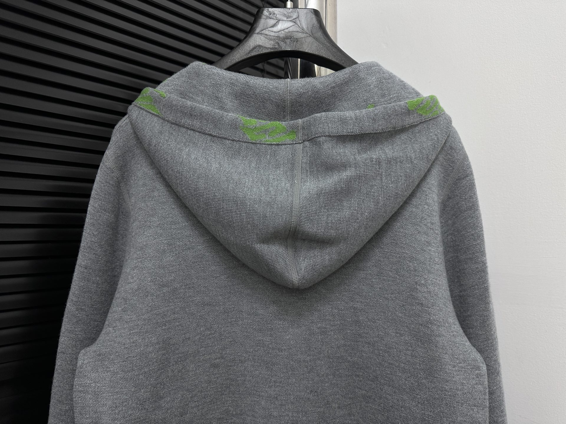 Gucci Chaqueta con Capucha Reversible de Algodón con Logo Estampado 5 i1760029283028 9528 0 3