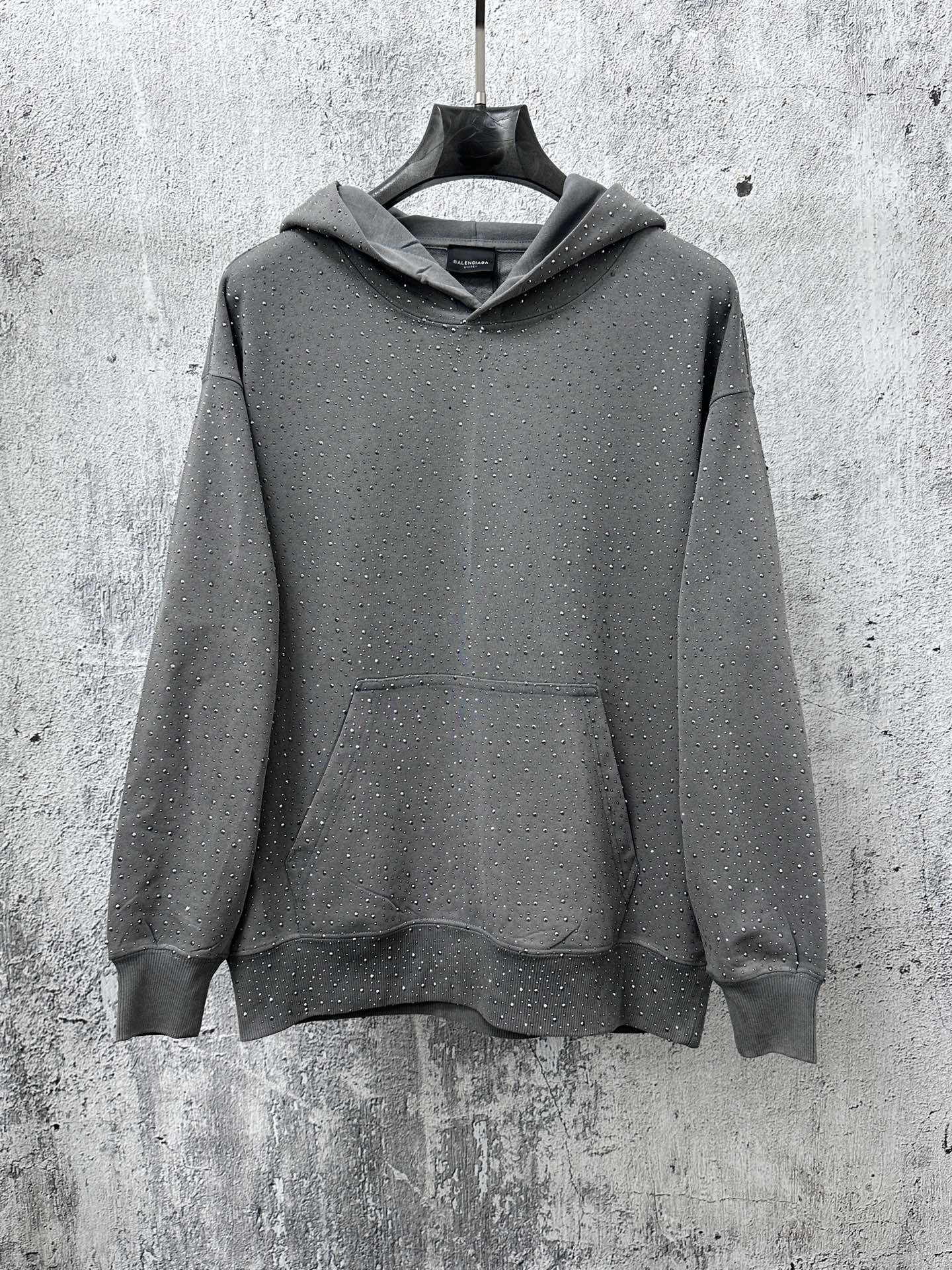 P175 【Balenciaga】París Balenciaga sudadera con capucha y pedrería brillante. Sensación de lujo con pedrería de cielo es…