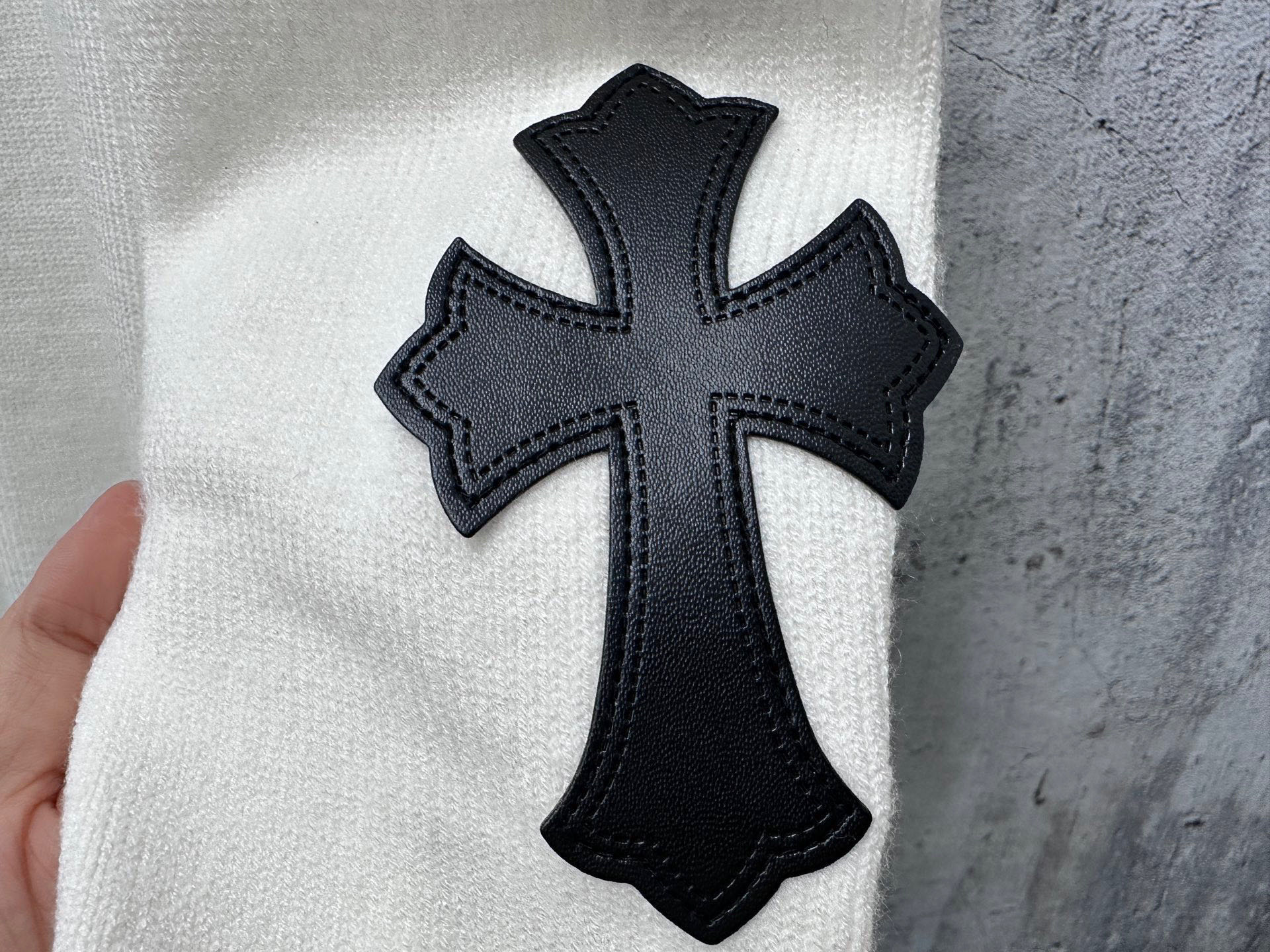 ￼ P155
【Chrome Hearts】克罗心新款十字针织提花贴布绣圆领毛衣
含20%羊毛单品采用定染定纺纱线、购入原版打造 全套定制辅料 细节决定成败 重磅秋冬新款  柔软细腻不扎身  上身效果非常nice  宽松版型 男女同款 
颜色：白色 黑色
尺码：S-L