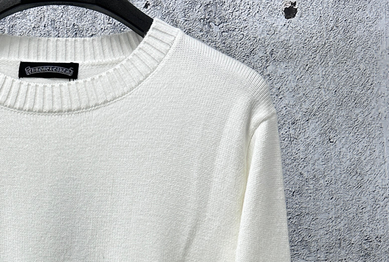 ￼ P155
【Chrome Hearts】克罗心新款十字针织提花贴布绣圆领毛衣
含20%羊毛单品采用定染定纺纱线、购入原版打造 全套定制辅料 细节决定成败 重磅秋冬新款  柔软细腻不扎身  上身效果非常nice  宽松版型 男女同款 
颜色：白色 黑色
尺码：S-L