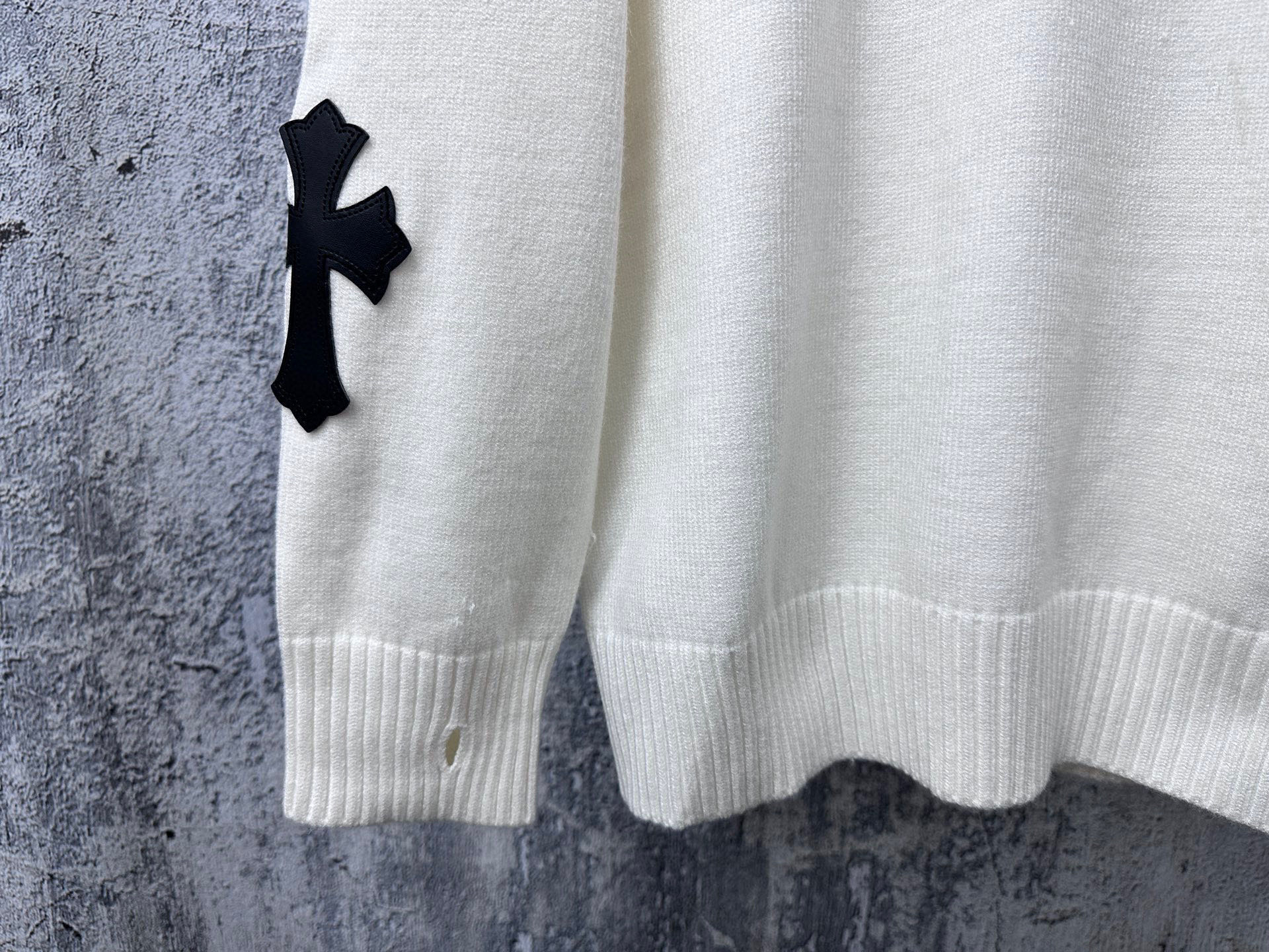 ￼ P155
【Chrome Hearts】克罗心新款十字针织提花贴布绣圆领毛衣
含20%羊毛单品采用定染定纺纱线、购入原版打造 全套定制辅料 细节决定成败 重磅秋冬新款  柔软细腻不扎身  上身效果非常nice  宽松版型 男女同款 
颜色：白色 黑色
尺码：S-L