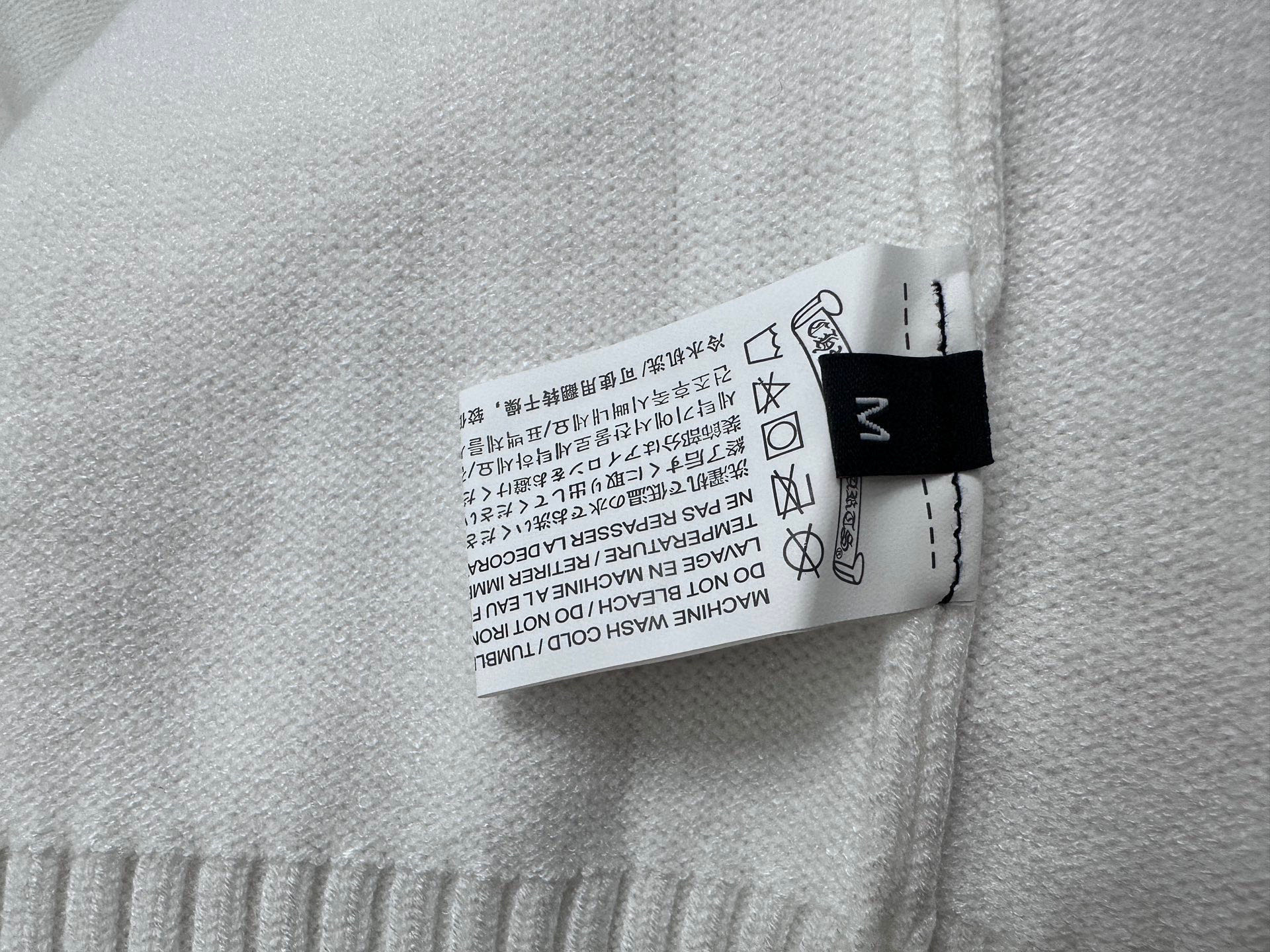 ￼ P155
【Chrome Hearts】克罗心新款十字针织提花贴布绣圆领毛衣
含20%羊毛单品采用定染定纺纱线、购入原版打造 全套定制辅料 细节决定成败 重磅秋冬新款  柔软细腻不扎身  上身效果非常nice  宽松版型 男女同款 
颜色：白色 黑色
尺码：S-L