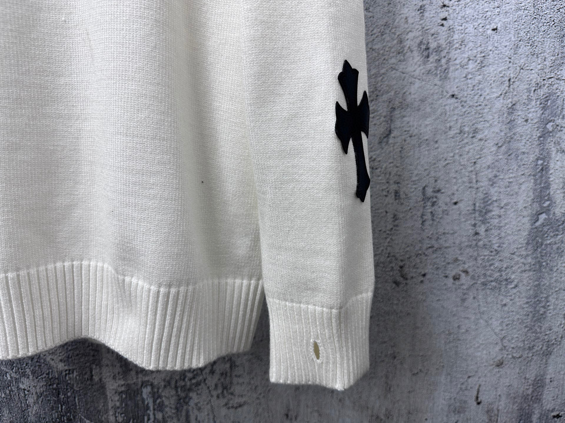 ￼ P155
【Chrome Hearts】克罗心新款十字针织提花贴布绣圆领毛衣
含20%羊毛单品采用定染定纺纱线、购入原版打造 全套定制辅料 细节决定成败 重磅秋冬新款  柔软细腻不扎身  上身效果非常nice  宽松版型 男女同款 
颜色：白色 黑色
尺码：S-L