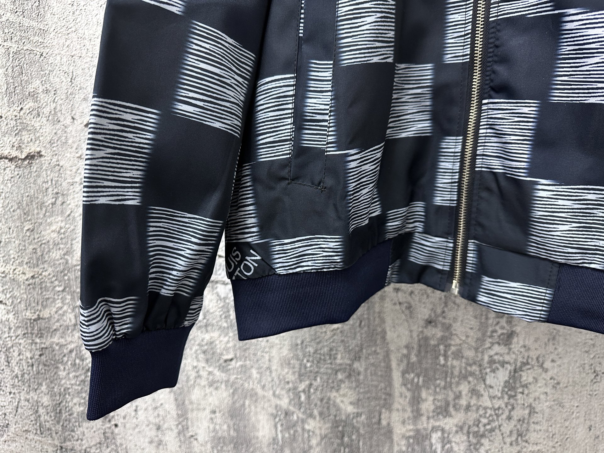 ￼ 特价福利💰90 xs 2 s 2  m2 L 1
【LOUIS VUITTOn】路易25ss提花夹克衬衫
这款衬衫领夹克，暗扣开合。采用重工水洗纯棉牛仔面料 柔软挺阔 舒适贴肤
超级洋气百搭的一款牛仔外套 
男女同款 时尚弄潮儿必备
尺码：XS-L