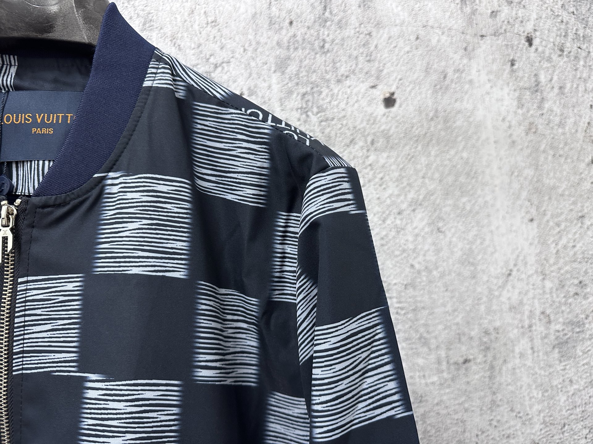 ￼ 特价福利💰90 xs 2 s 2  m2 L 1
【LOUIS VUITTOn】路易25ss提花夹克衬衫
这款衬衫领夹克，暗扣开合。采用重工水洗纯棉牛仔面料 柔软挺阔 舒适贴肤
超级洋气百搭的一款牛仔外套 
男女同款 时尚弄潮儿必备
尺码：XS-L