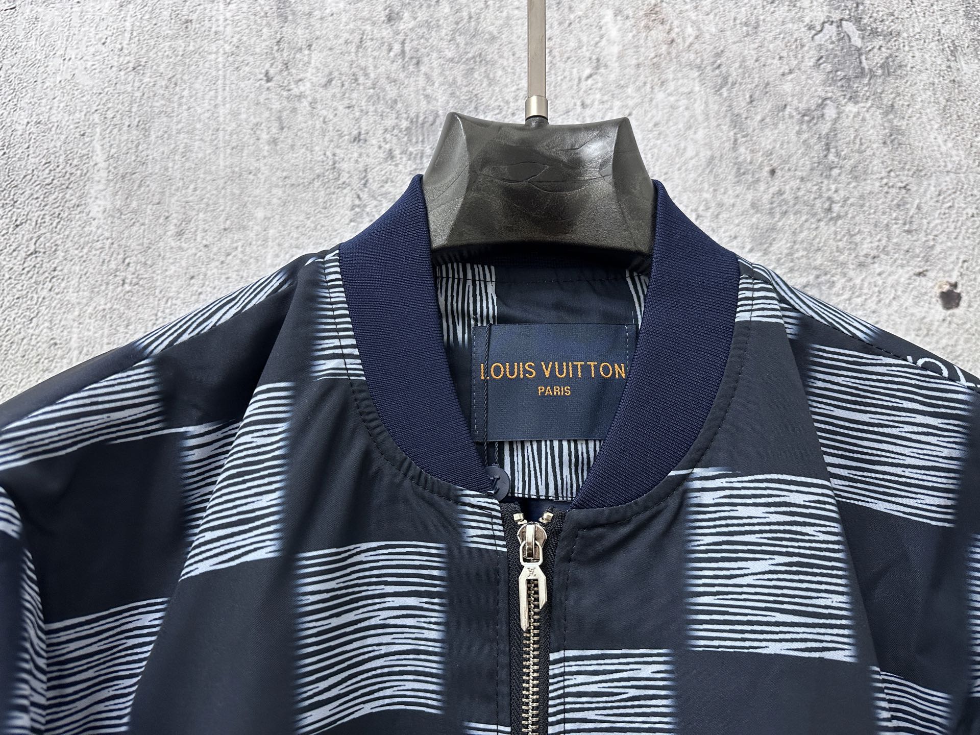 ￼ 特价福利💰90 xs 2 s 2  m2 L 1
【LOUIS VUITTOn】路易25ss提花夹克衬衫
这款衬衫领夹克，暗扣开合。采用重工水洗纯棉牛仔面料 柔软挺阔 舒适贴肤
超级洋气百搭的一款牛仔外套 
男女同款 时尚弄潮儿必备
尺码：XS-L