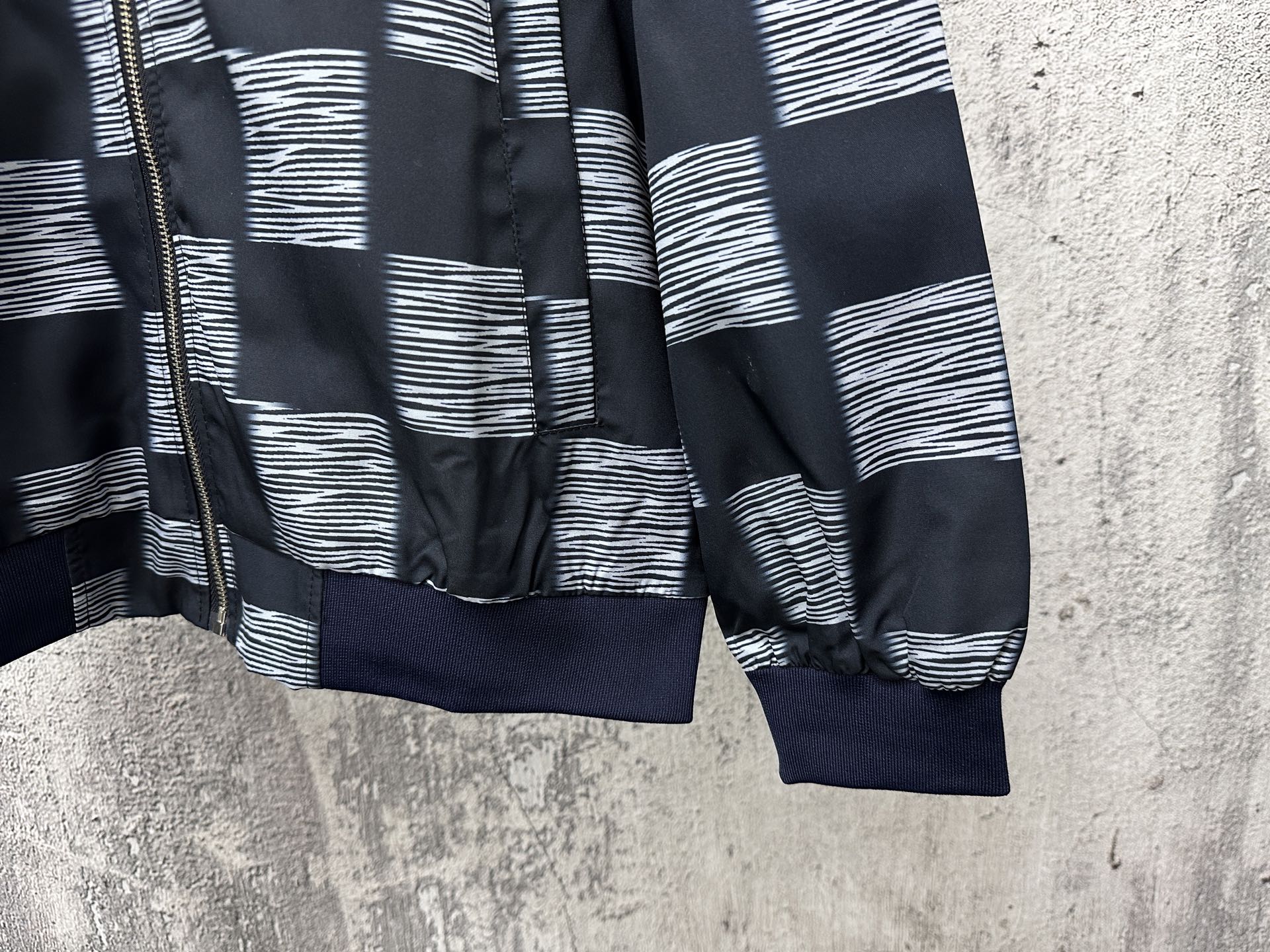 ￼ 特价福利💰90 xs 2 s 2  m2 L 1
【LOUIS VUITTOn】路易25ss提花夹克衬衫
这款衬衫领夹克，暗扣开合。采用重工水洗纯棉牛仔面料 柔软挺阔 舒适贴肤
超级洋气百搭的一款牛仔外套 
男女同款 时尚弄潮儿必备
尺码：XS-L