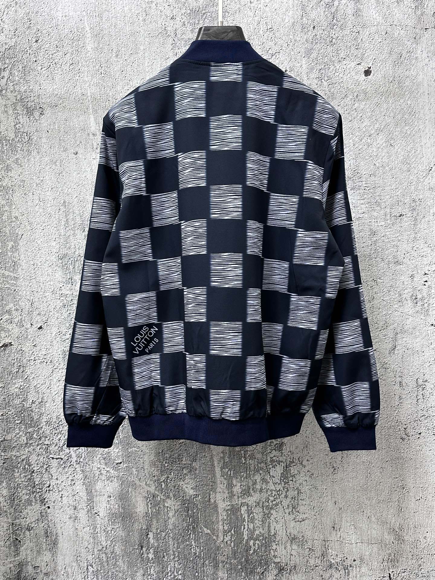 ￼ 特价福利💰90 xs 2 s 2  m2 L 1
【LOUIS VUITTOn】路易25ss提花夹克衬衫
这款衬衫领夹克，暗扣开合。采用重工水洗纯棉牛仔面料 柔软挺阔 舒适贴肤
超级洋气百搭的一款牛仔外套 
男女同款 时尚弄潮儿必备
尺码：XS-L