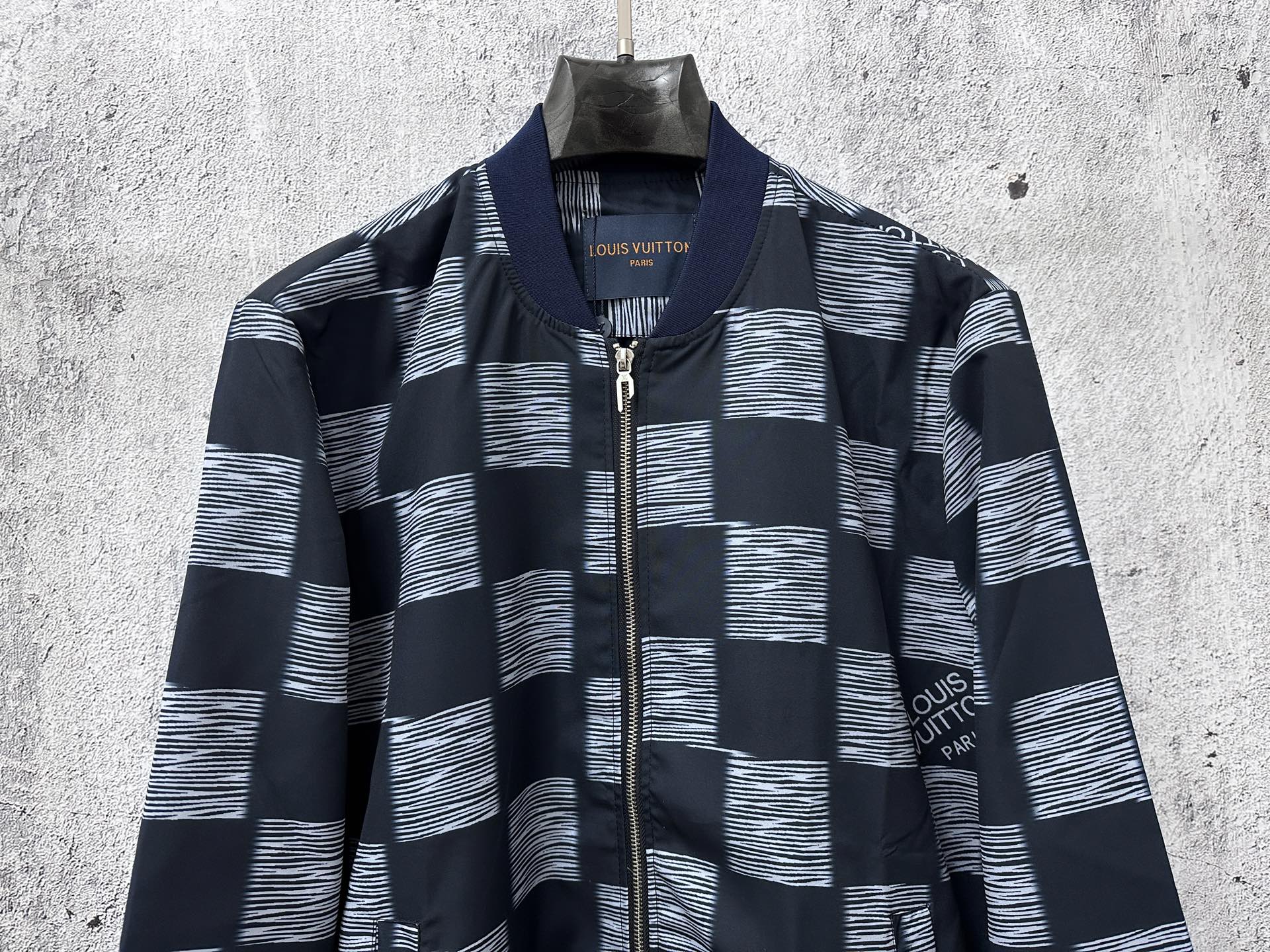 ￼ 特价福利💰90 xs 2 s 2  m2 L 1
【LOUIS VUITTOn】路易25ss提花夹克衬衫
这款衬衫领夹克，暗扣开合。采用重工水洗纯棉牛仔面料 柔软挺阔 舒适贴肤
超级洋气百搭的一款牛仔外套 
男女同款 时尚弄潮儿必备
尺码：XS-L