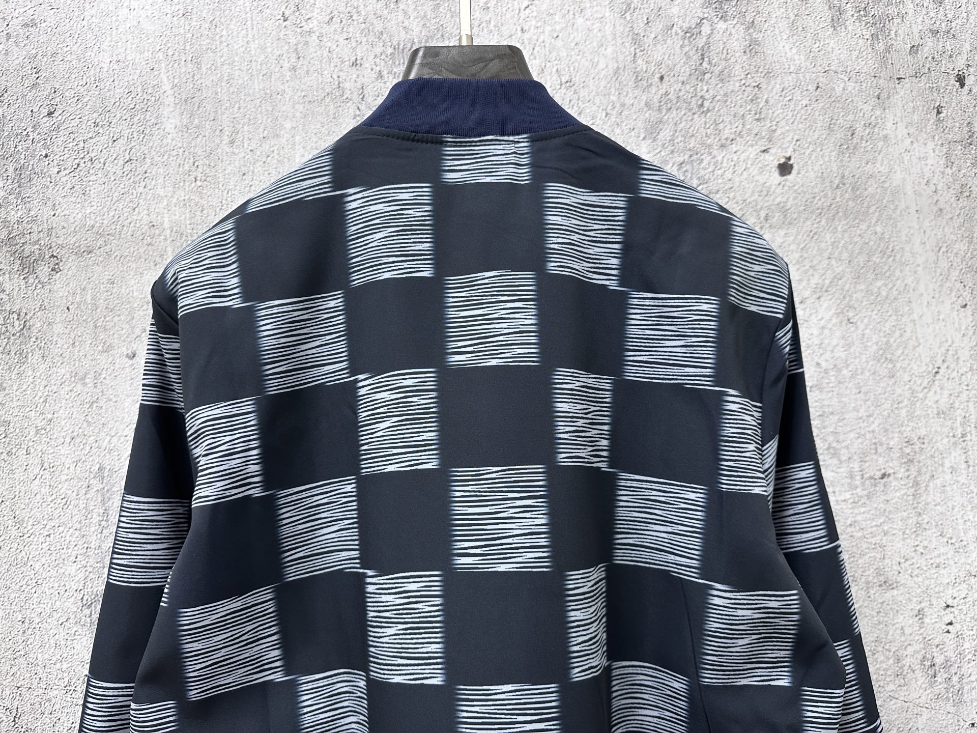 ￼ 特价福利💰90 xs 2 s 2  m2 L 1
【LOUIS VUITTOn】路易25ss提花夹克衬衫
这款衬衫领夹克，暗扣开合。采用重工水洗纯棉牛仔面料 柔软挺阔 舒适贴肤
超级洋气百搭的一款牛仔外套 
男女同款 时尚弄潮儿必备
尺码：XS-L