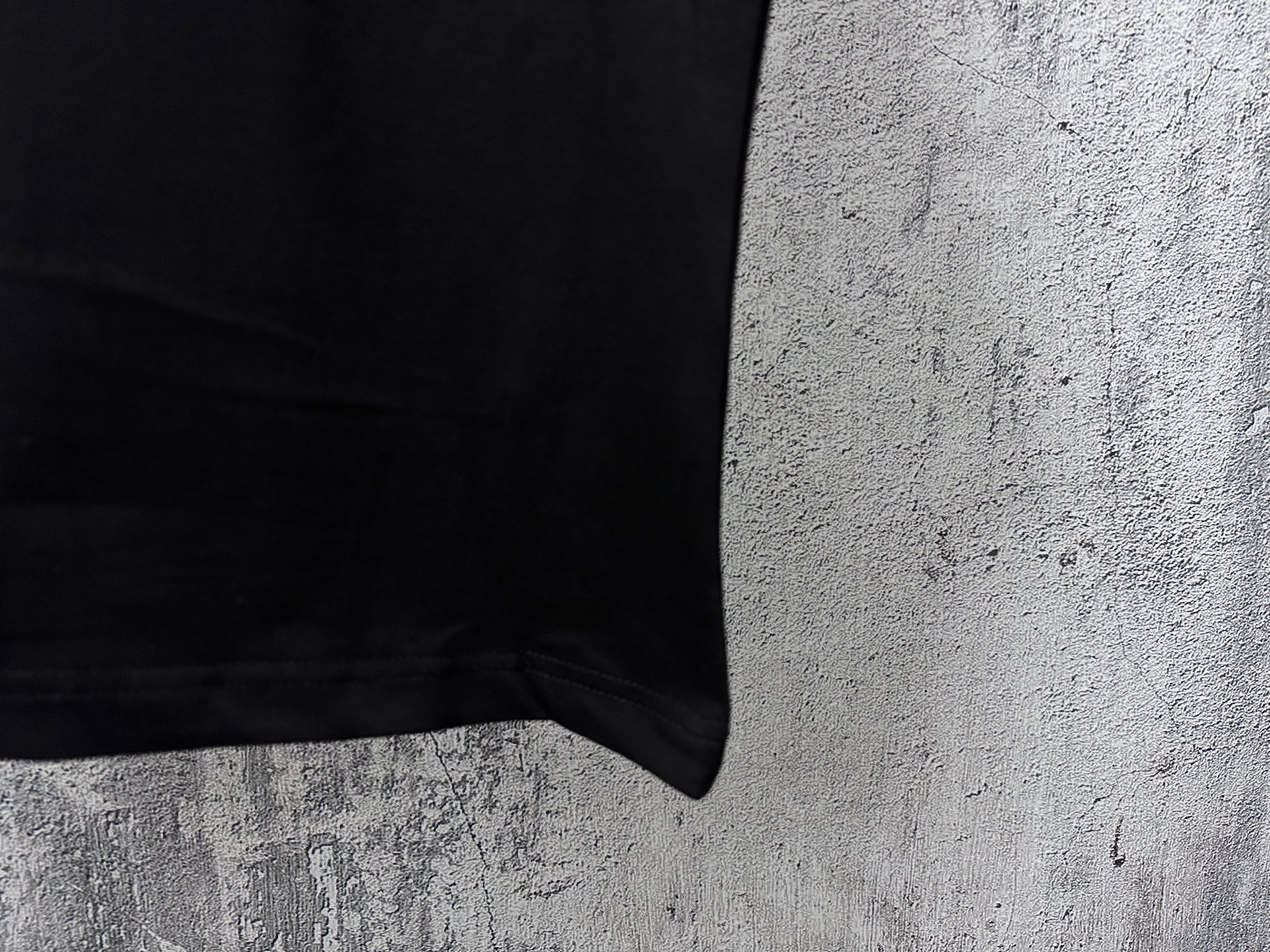 P100
【CELINE】赛琳字母logo印花情侣款短袖T恤
采用高成本280克双股双纱纯棉面料 
厚实挺阔 立体os剪裁版型 
时尚百搭 网红同款 匠心款 简约中透漏着时尚的气息 男女同款
原版主麦水洗吊牌防潮纸包装👍
颜色：黑色 白色
尺码：XS-L