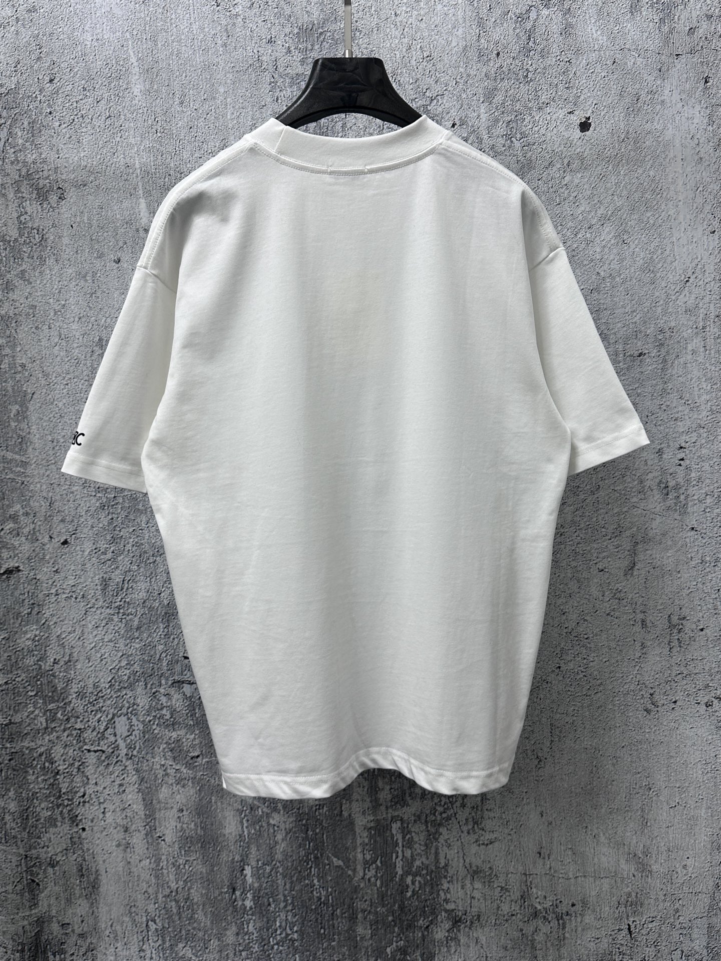 P100
【CELINE】赛琳字母logo印花情侣款短袖T恤
采用高成本280克双股双纱纯棉面料 
厚实挺阔 立体os剪裁版型 
时尚百搭 网红同款 匠心款 简约中透漏着时尚的气息 男女同款
原版主麦水洗吊牌防潮纸包装👍
颜色：黑色 白色
尺码：XS-L