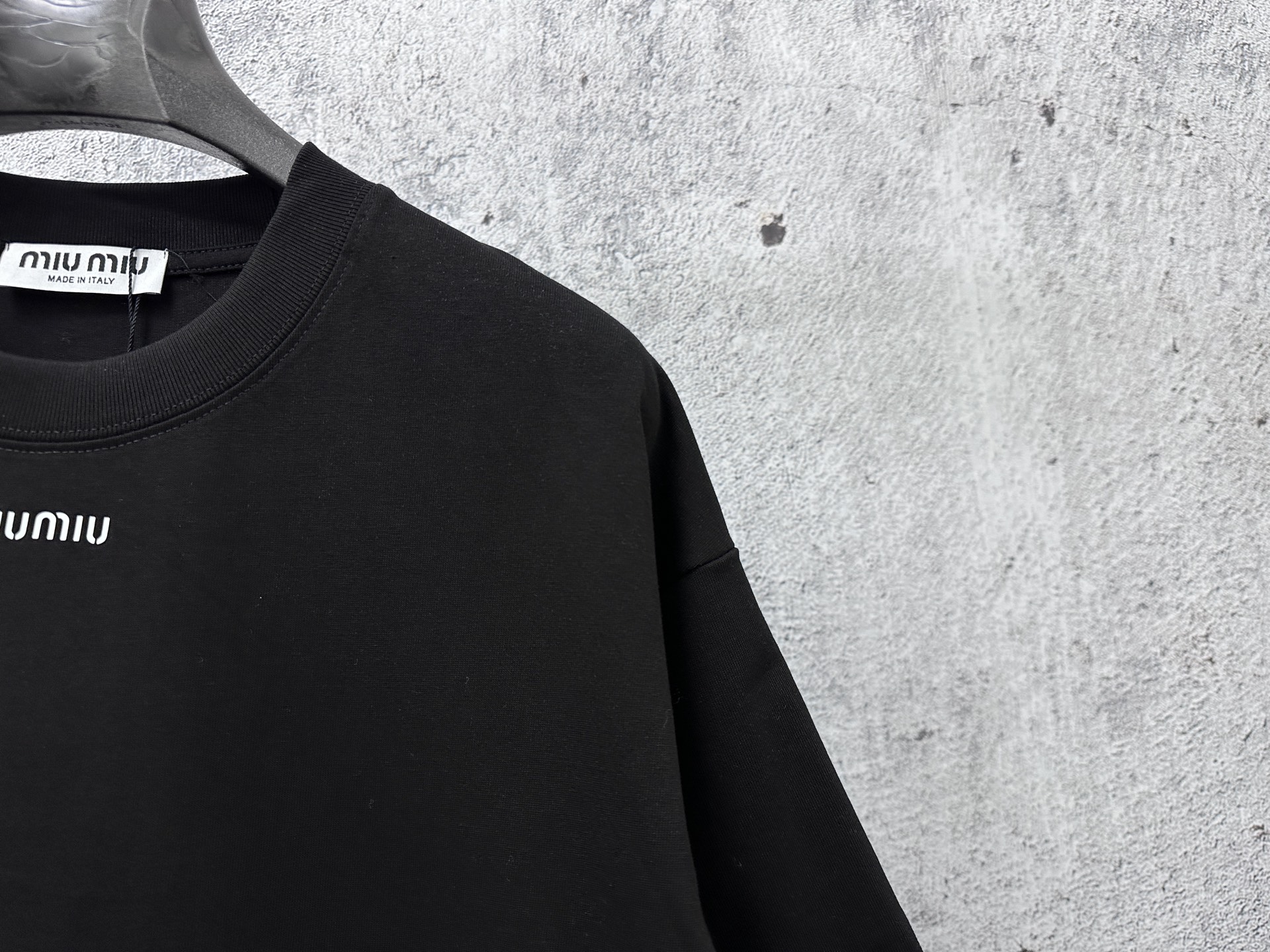 P100
【CELINE】赛琳字母logo印花情侣款短袖T恤
采用高成本280克双股双纱纯棉面料 
厚实挺阔 立体os剪裁版型 
时尚百搭 网红同款 匠心款 简约中透漏着时尚的气息 男女同款
原版主麦水洗吊牌防潮纸包装👍
颜色：黑色 白色
尺码：XS-L