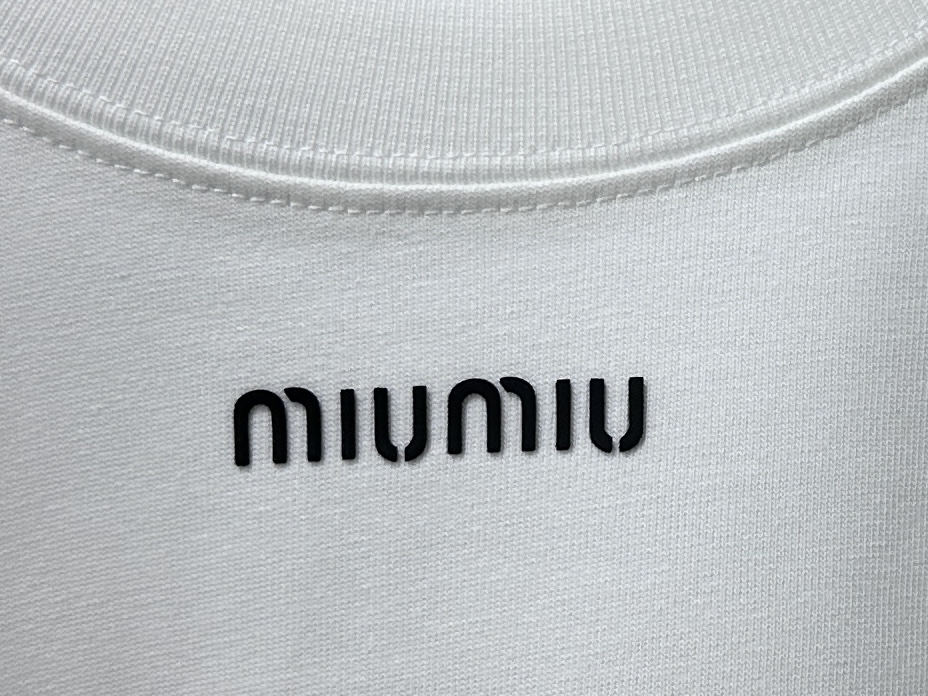 P100
【Miu Miu】谬谬25ss新款字母T恤
采用260g双沙棉 简洁线条上脱颖而出，这要归功于其标志性。凭借其精致、简约的风格，不分性别衣柜中的必备单品。
尺码：XS-L