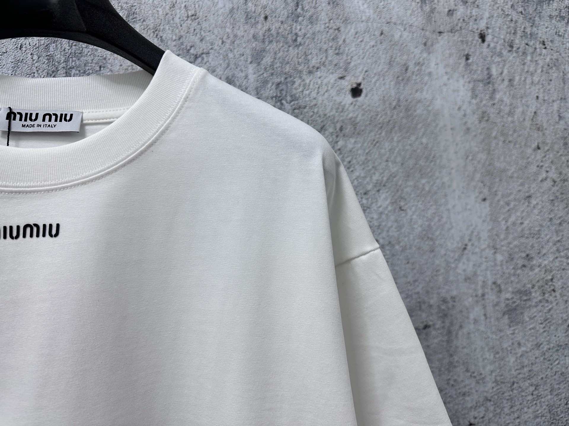 P100
【Miu Miu】谬谬25ss新款字母T恤
采用260g双沙棉 简洁线条上脱颖而出，这要归功于其标志性。凭借其精致、简约的风格，不分性别衣柜中的必备单品。
尺码：XS-L