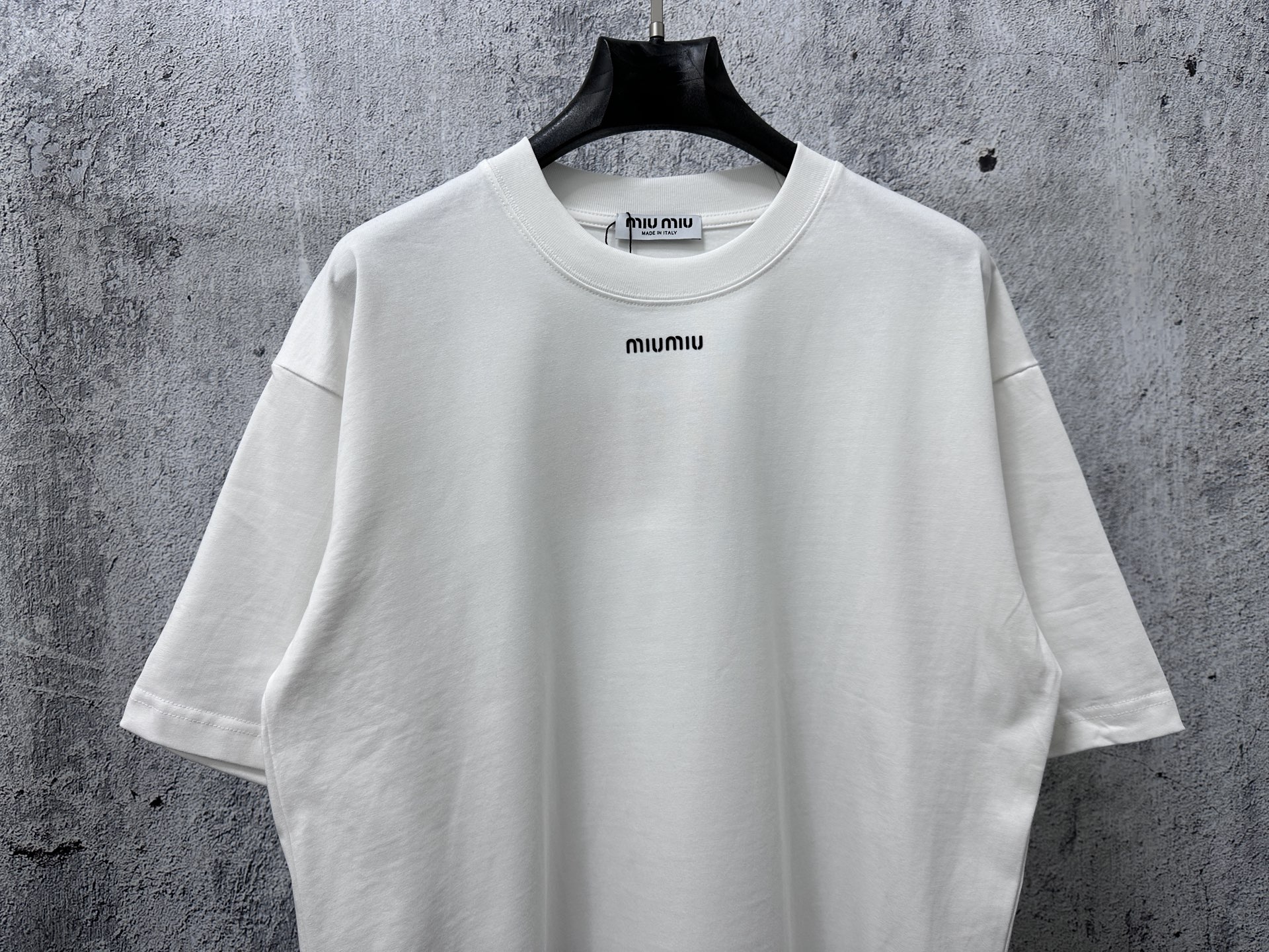 P100
【Miu Miu】谬谬25ss新款字母T恤
采用260g双沙棉 简洁线条上脱颖而出，这要归功于其标志性。凭借其精致、简约的风格，不分性别衣柜中的必备单品。
尺码：XS-L