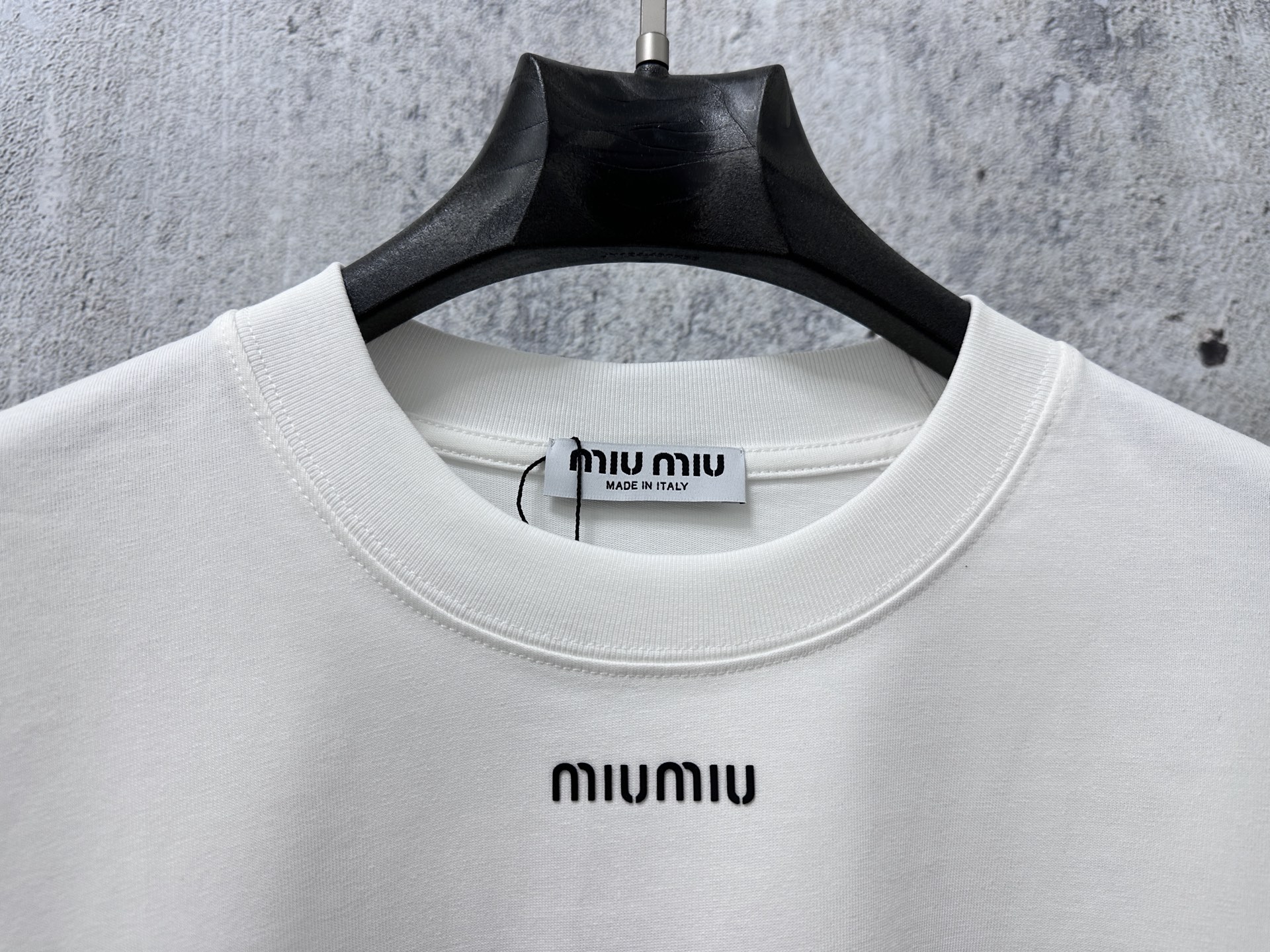 P100
【Miu Miu】谬谬25ss新款字母T恤
采用260g双沙棉 简洁线条上脱颖而出，这要归功于其标志性。凭借其精致、简约的风格，不分性别衣柜中的必备单品。
尺码：XS-L