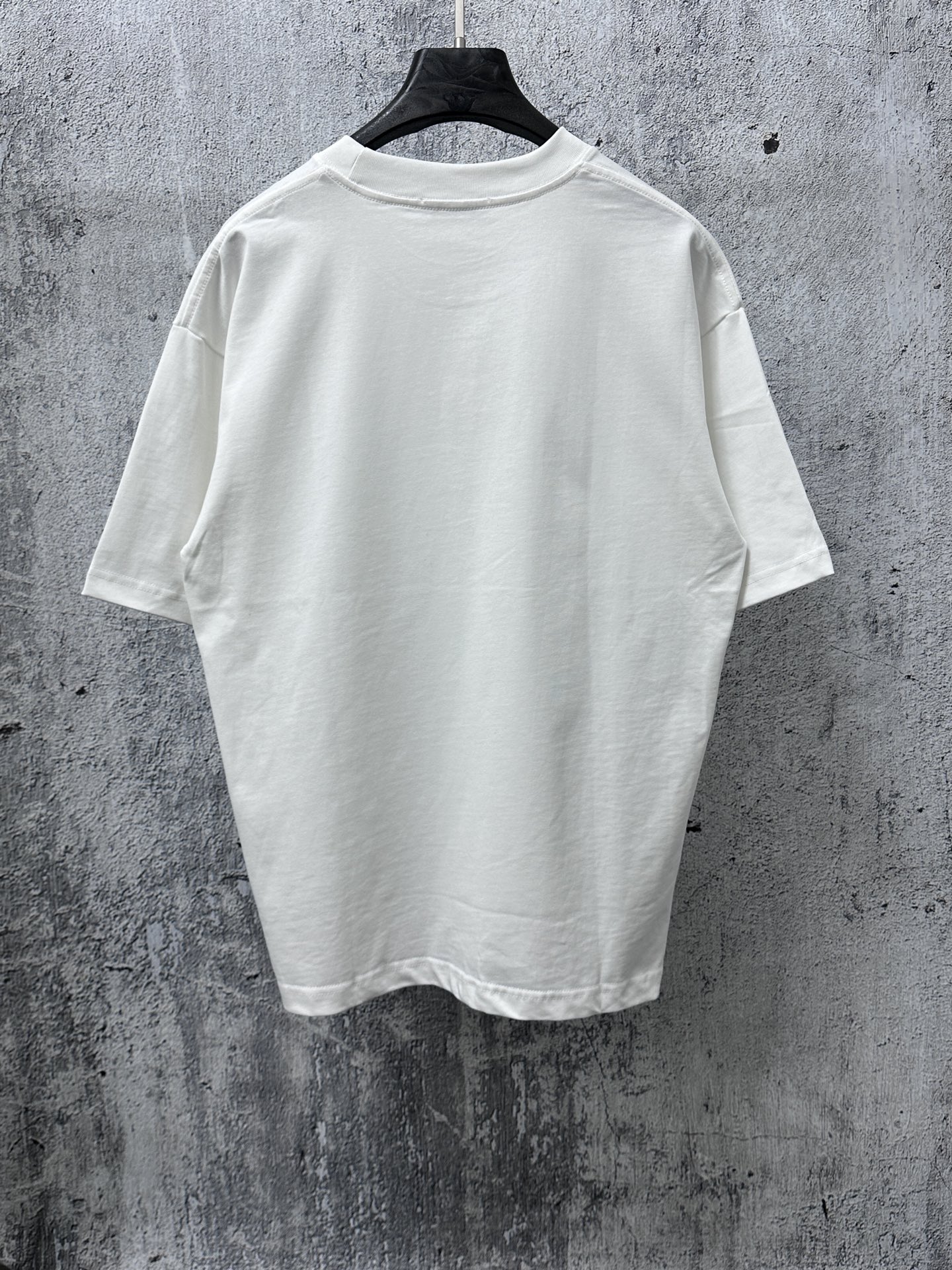 P100
【Miu Miu】谬谬25ss新款字母T恤
采用260g双沙棉 简洁线条上脱颖而出，这要归功于其标志性。凭借其精致、简约的风格，不分性别衣柜中的必备单品。
尺码：XS-L